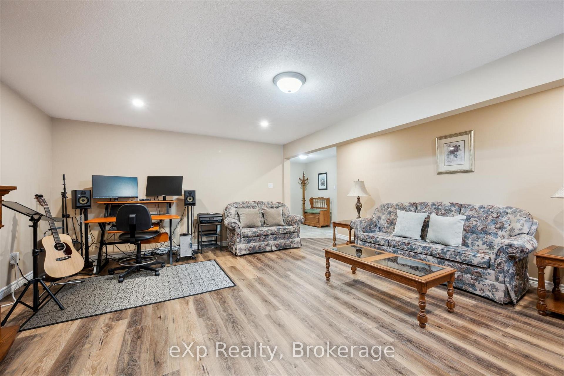 Photo 25 of 916 Keewatin Place, Kitchener — HOMEH