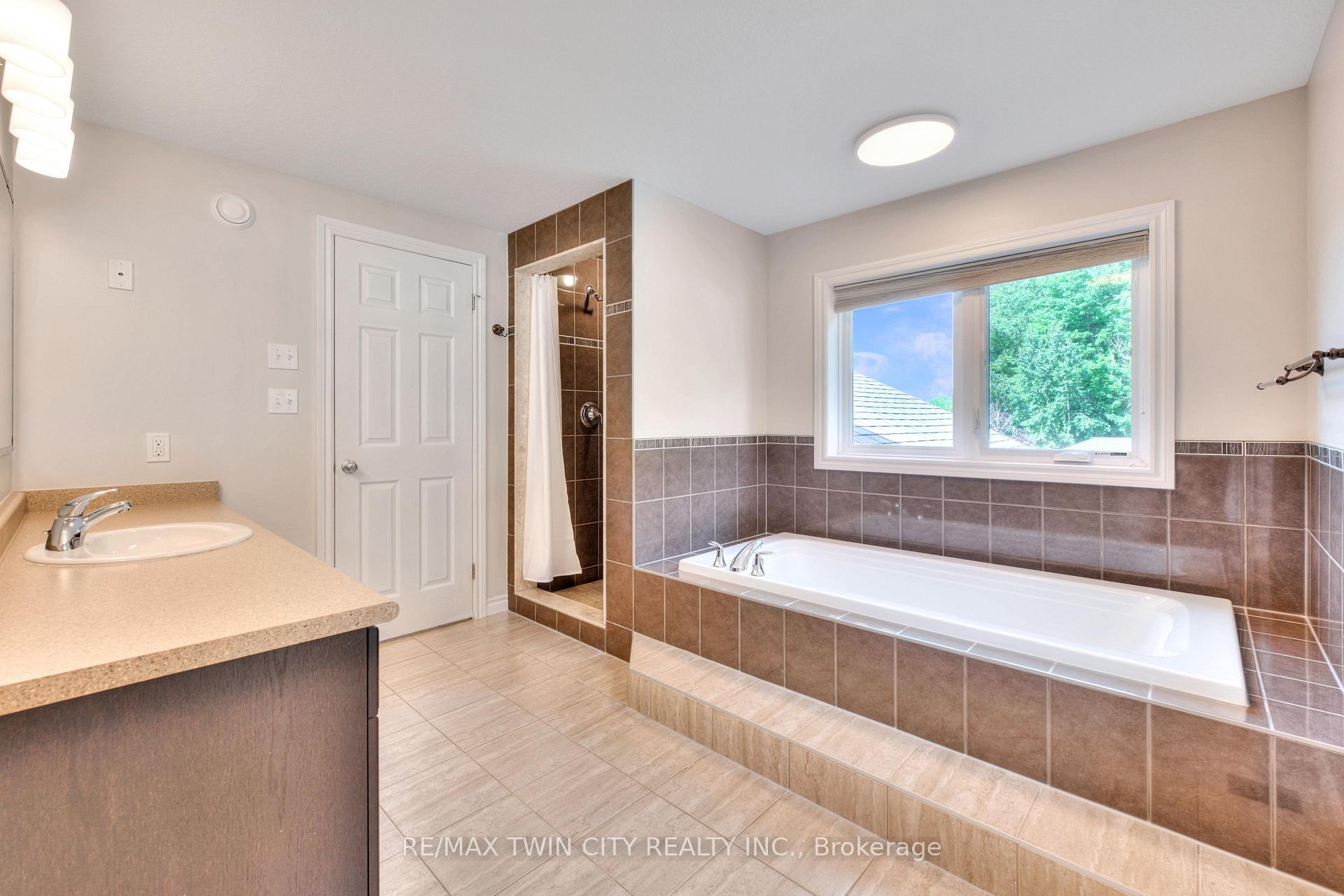 Photo 25 of 493 Zeller Drive, Kitchener — HOMEH