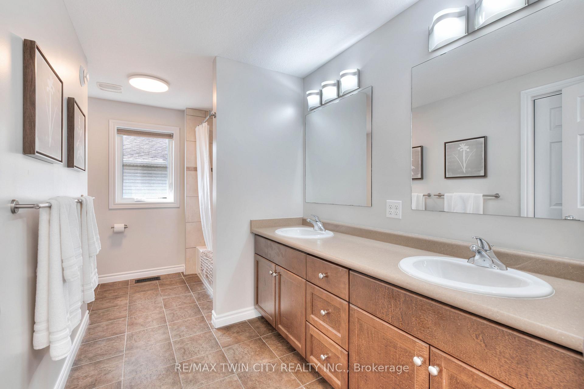 Photo 32 of 493 Zeller Drive, Kitchener — HOMEH