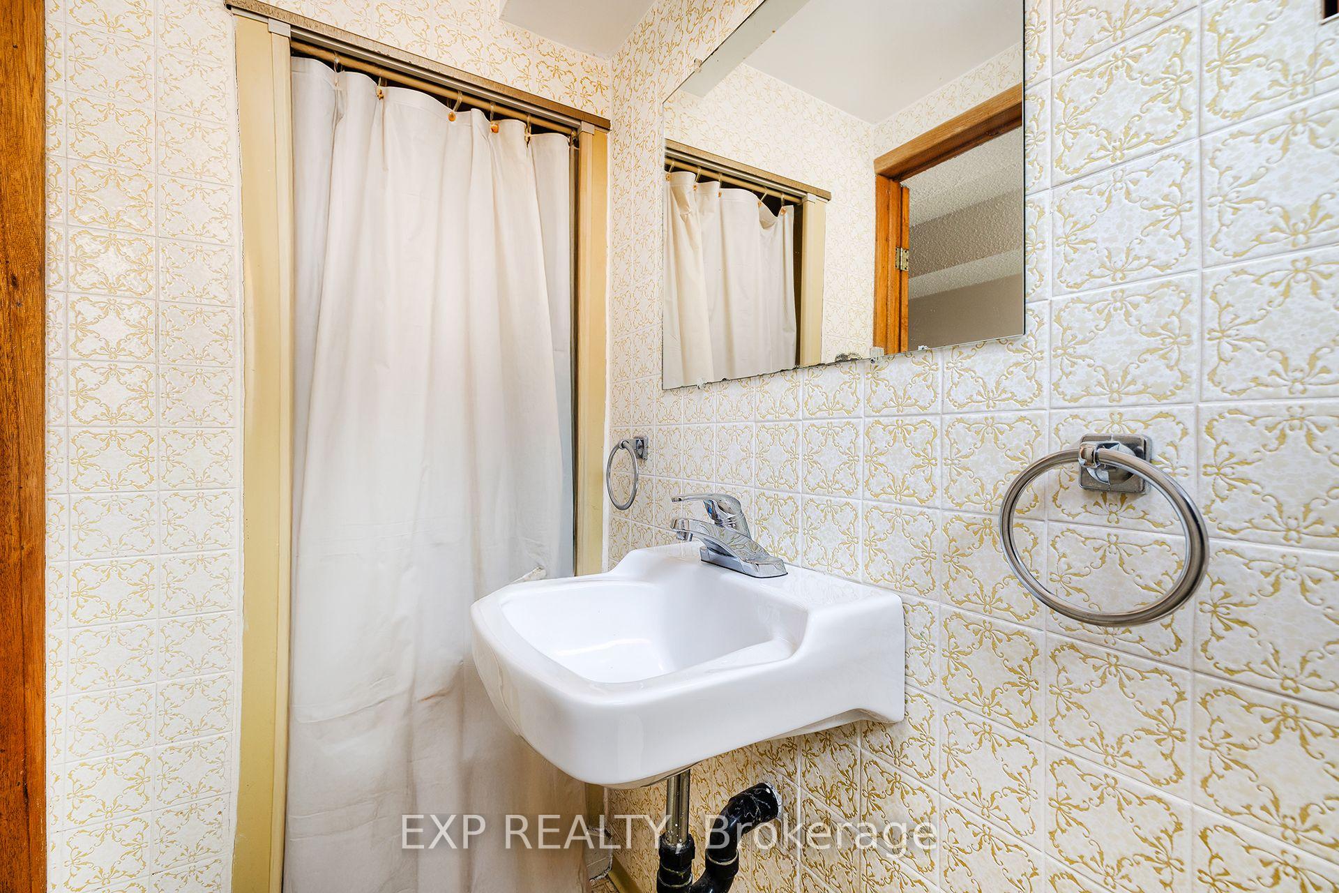 Photo 10 of Unit Lower, 100 Hadeland Avenue, Hamilton, Fessenden — HOMEH