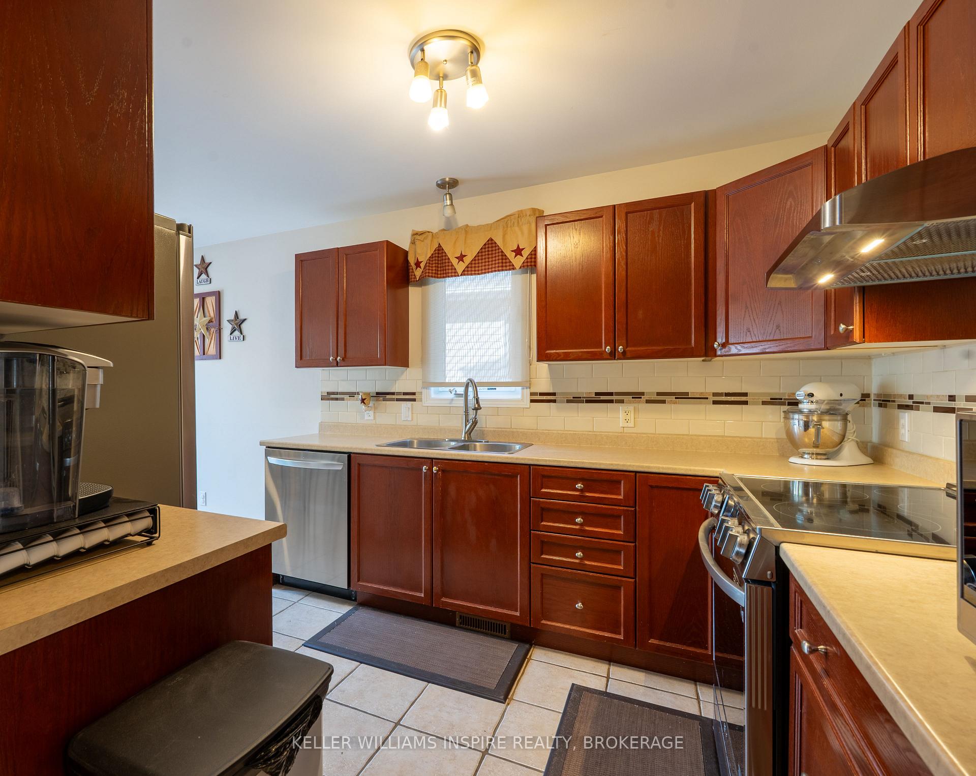 Photo 5 of 795 Lotus Avenue, Kingston, Kingston East (Incl Barret Crt) — HOMEH