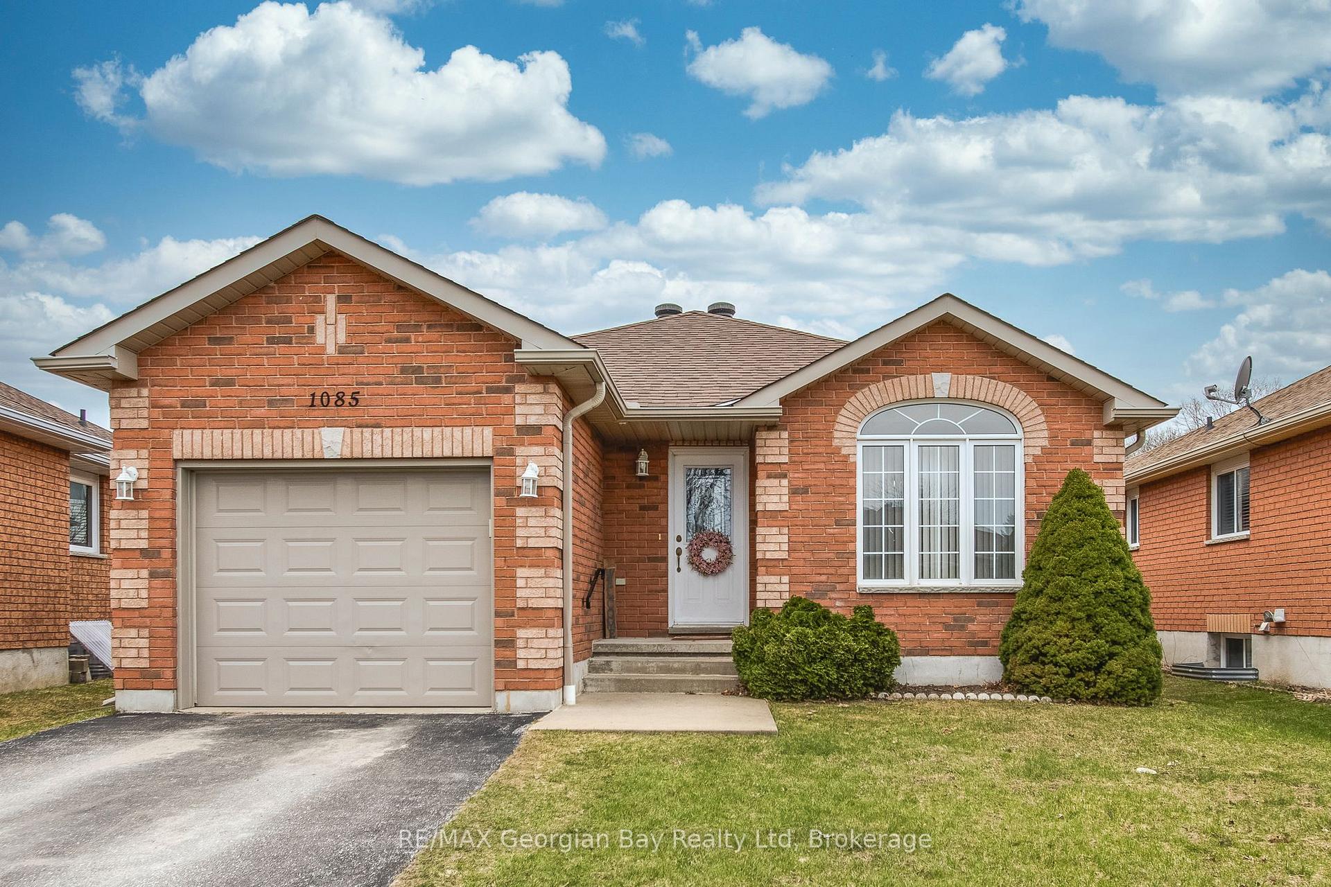 Photo 1 of 1085 Whitney Crescent, Midland — HOMEH
