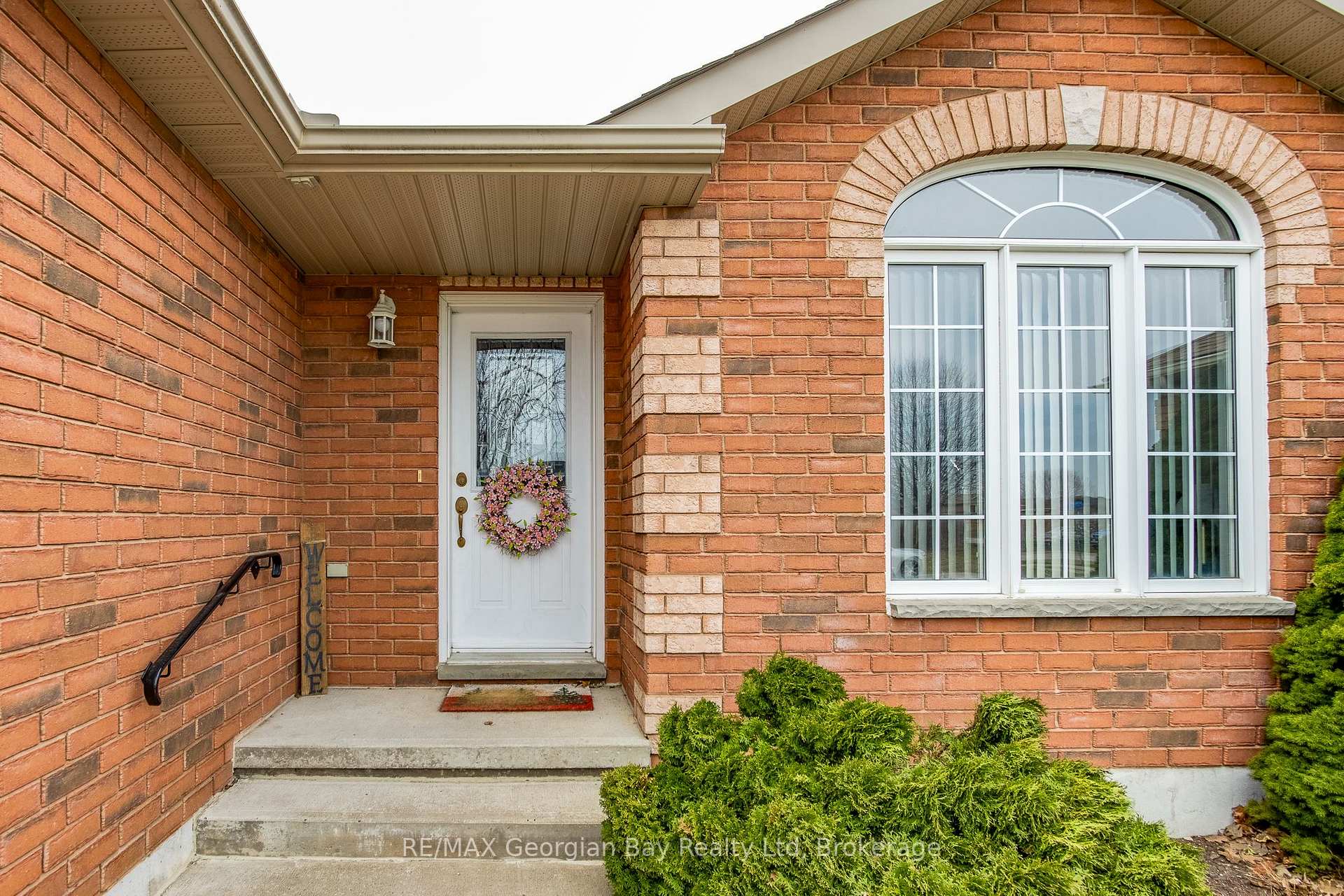 Photo 2 of 1085 Whitney Crescent, Midland — HOMEH