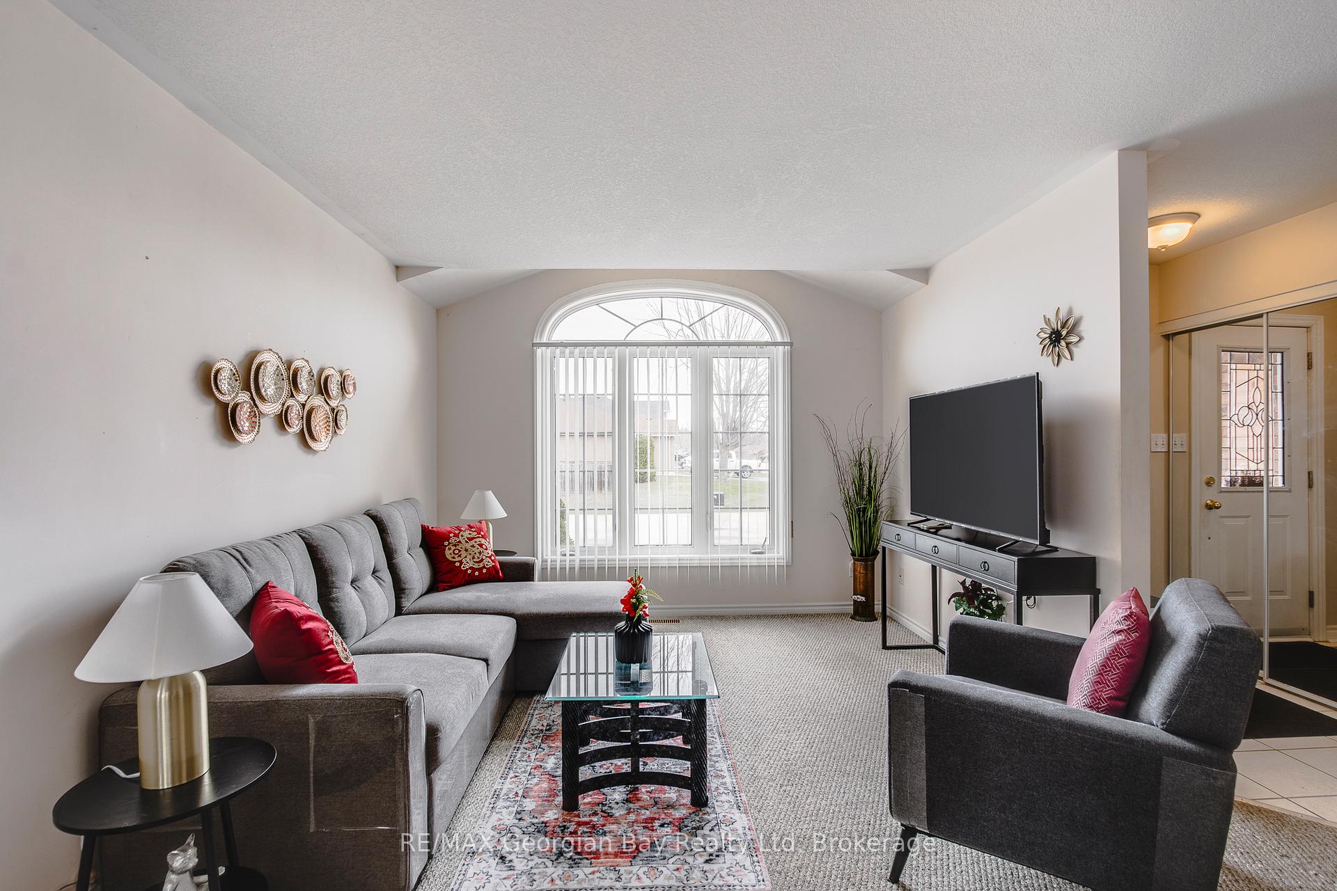 Photo 7 of 1085 Whitney Crescent, Midland — HOMEH