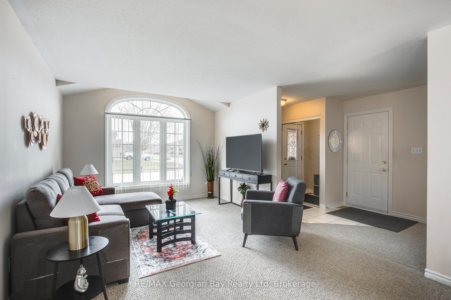 Photo 8 of 1085 Whitney Crescent, Midland — HOMEH