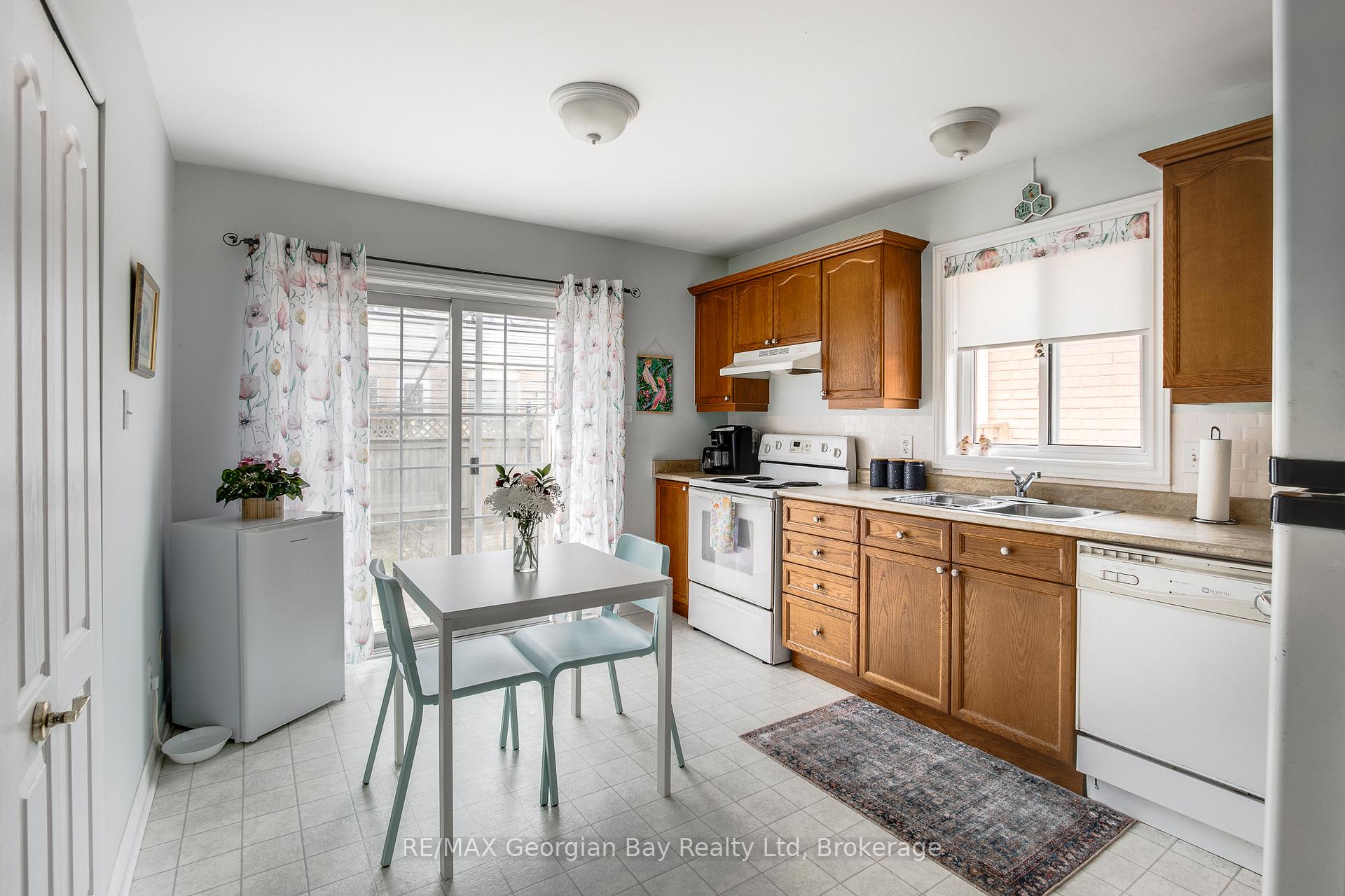 Photo 11 of 1085 Whitney Crescent, Midland — HOMEH