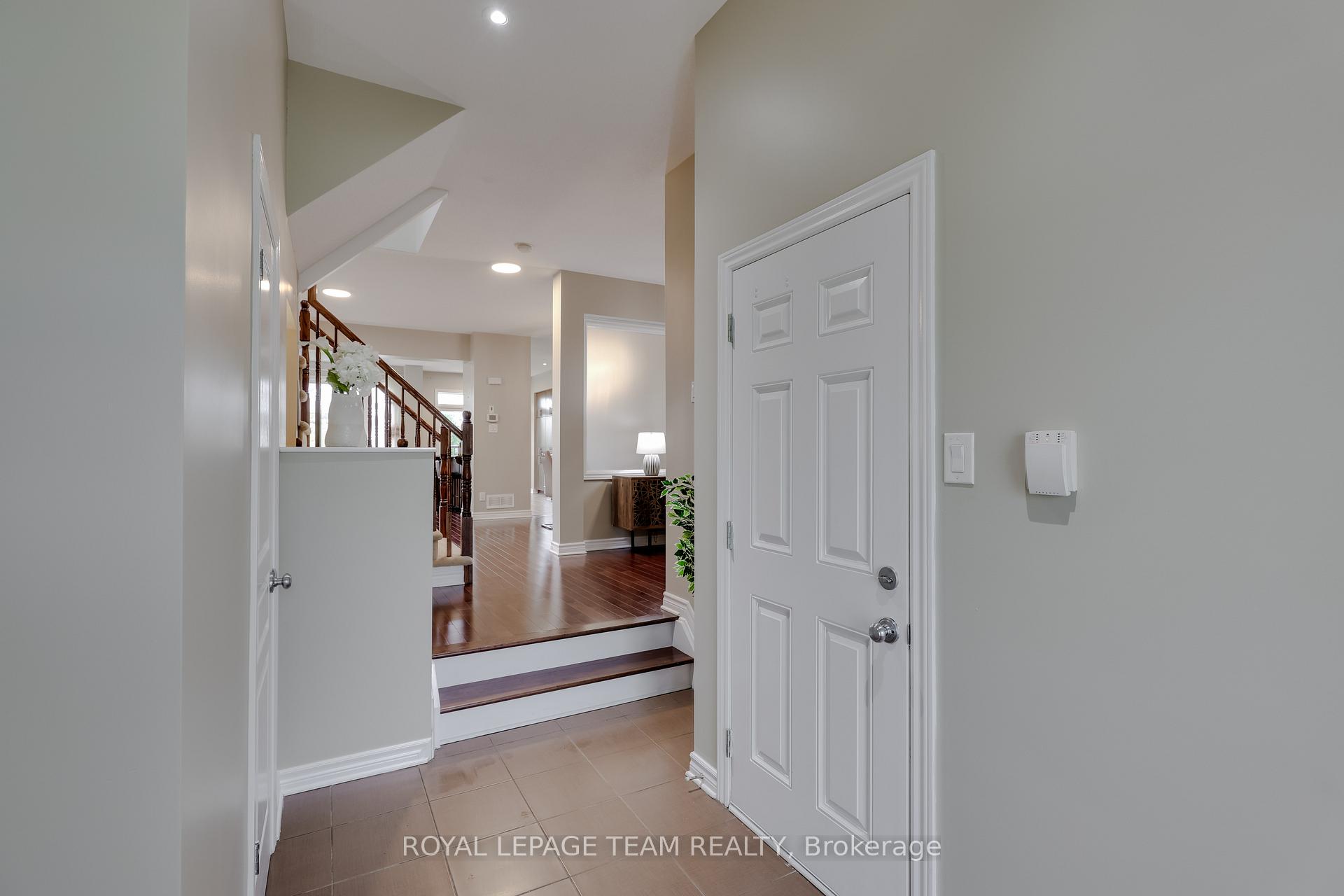 Photo 3 of 920 Fletcher Circle, Ottawa, Kanata - Kanata Lakes/Heritage Hills — HOMEH