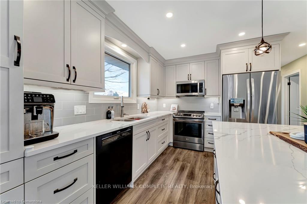 Photo 10 of 16 Settlers Drive, Kitchener — HOMEH