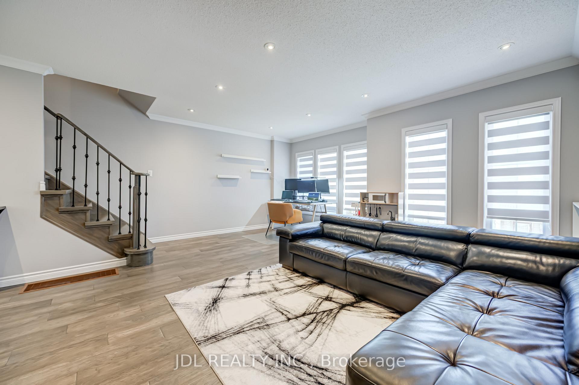Photo 12 of 103 Thoroughbred Way, Markham, Berczy — HOMEH