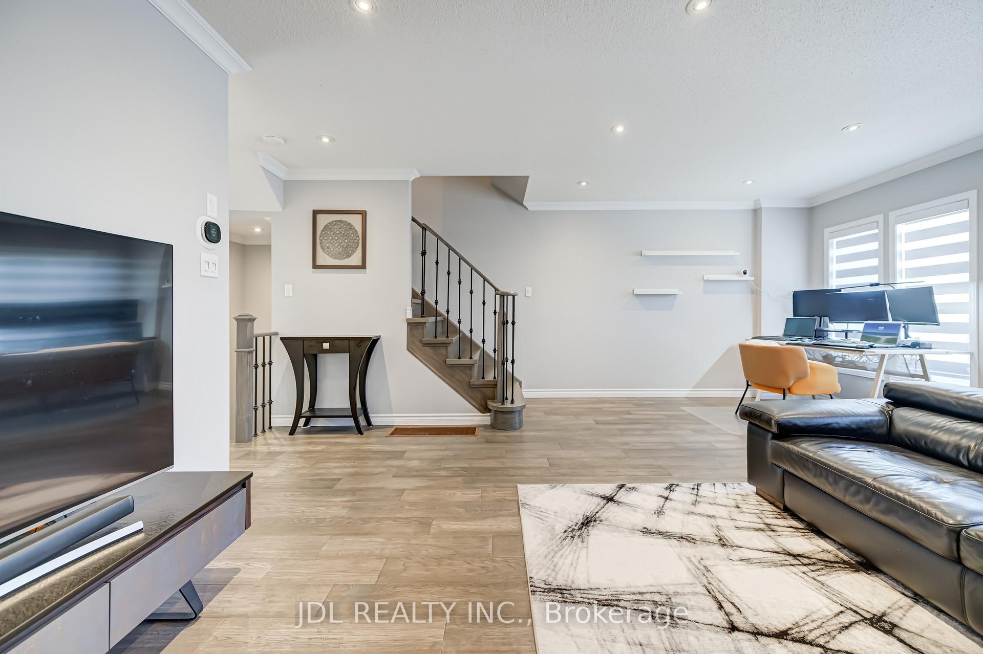 Photo 13 of 103 Thoroughbred Way, Markham, Berczy — HOMEH