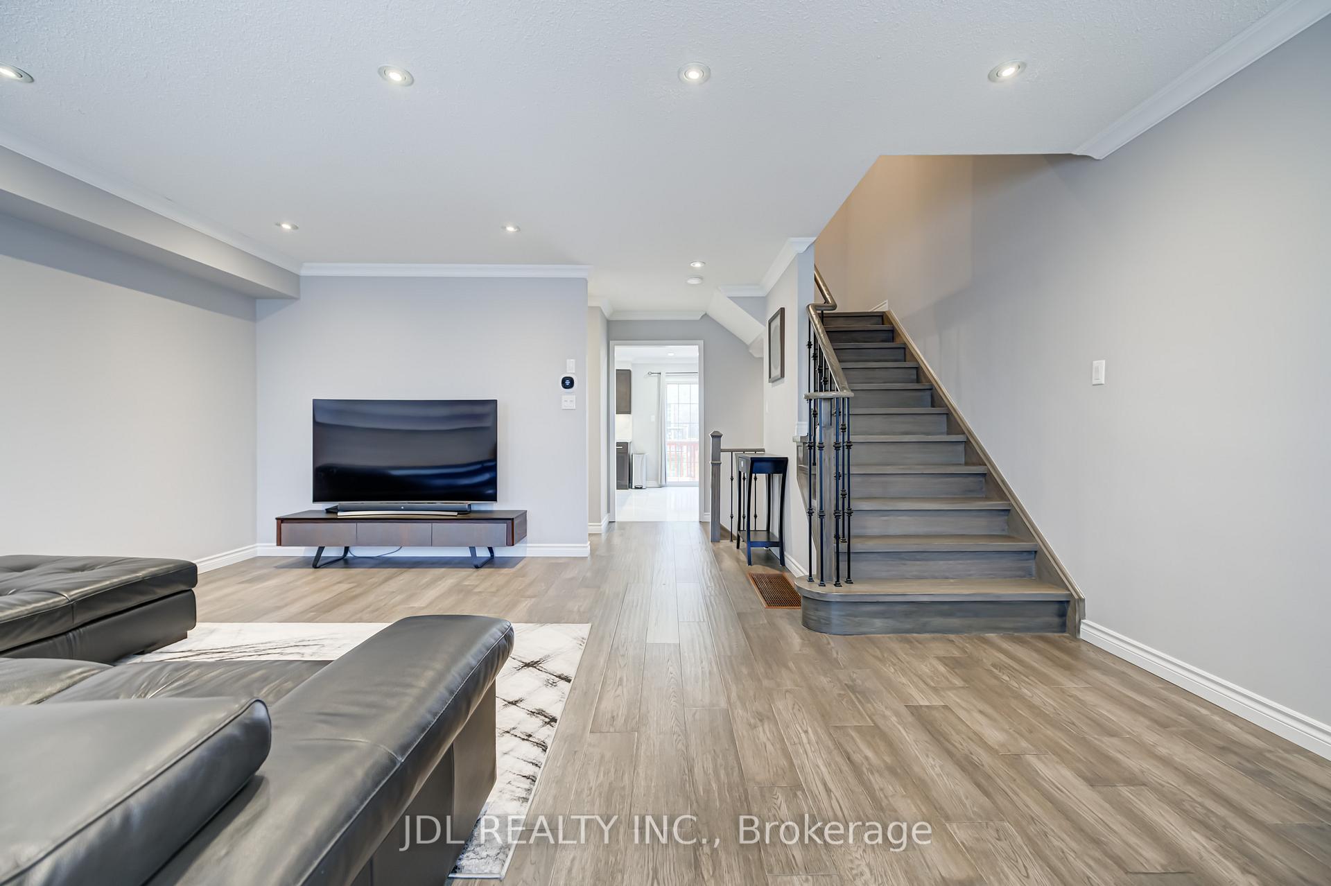 Photo 15 of 103 Thoroughbred Way, Markham, Berczy — HOMEH