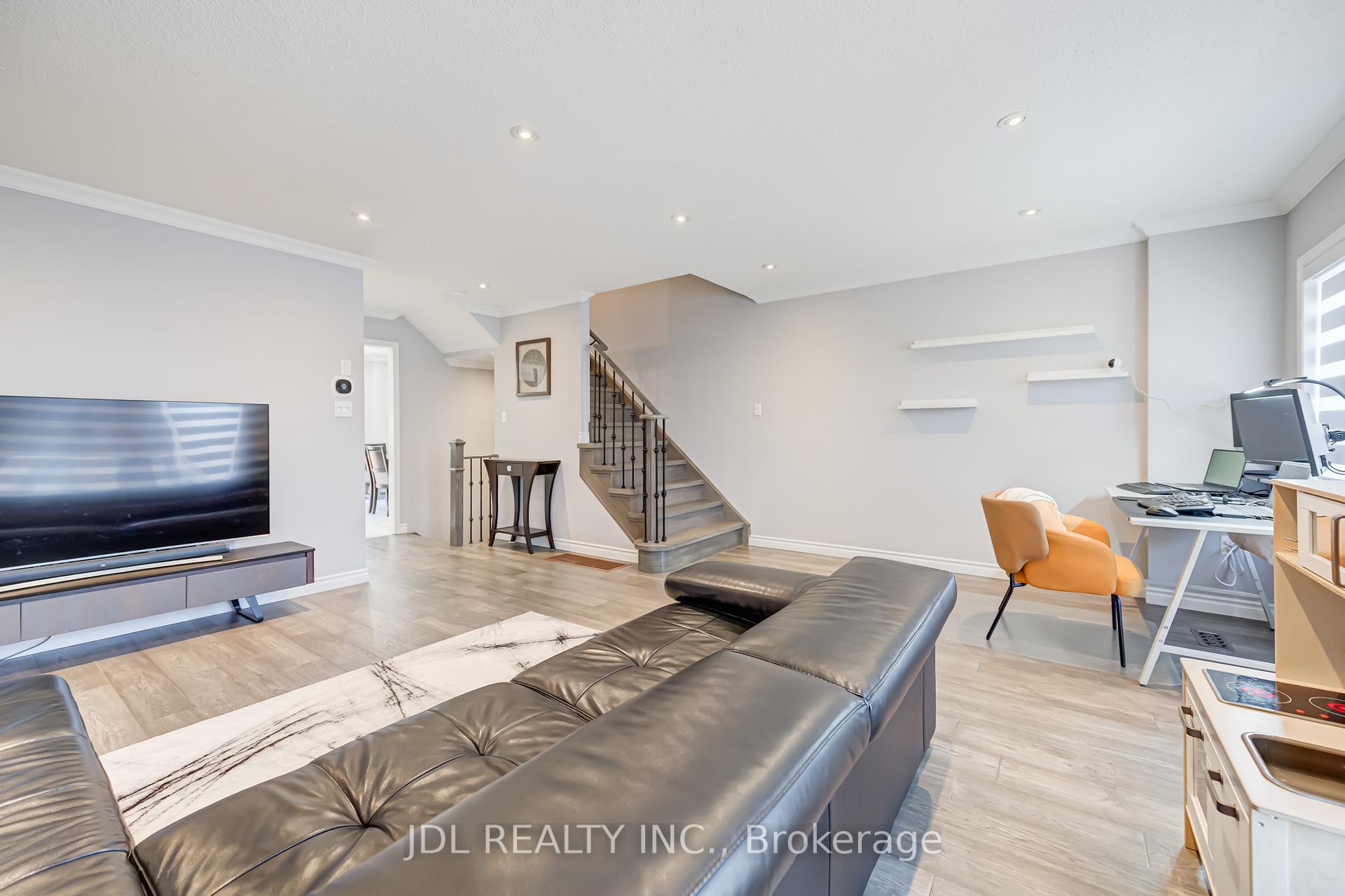 Photo 16 of 103 Thoroughbred Way, Markham, Berczy — HOMEH