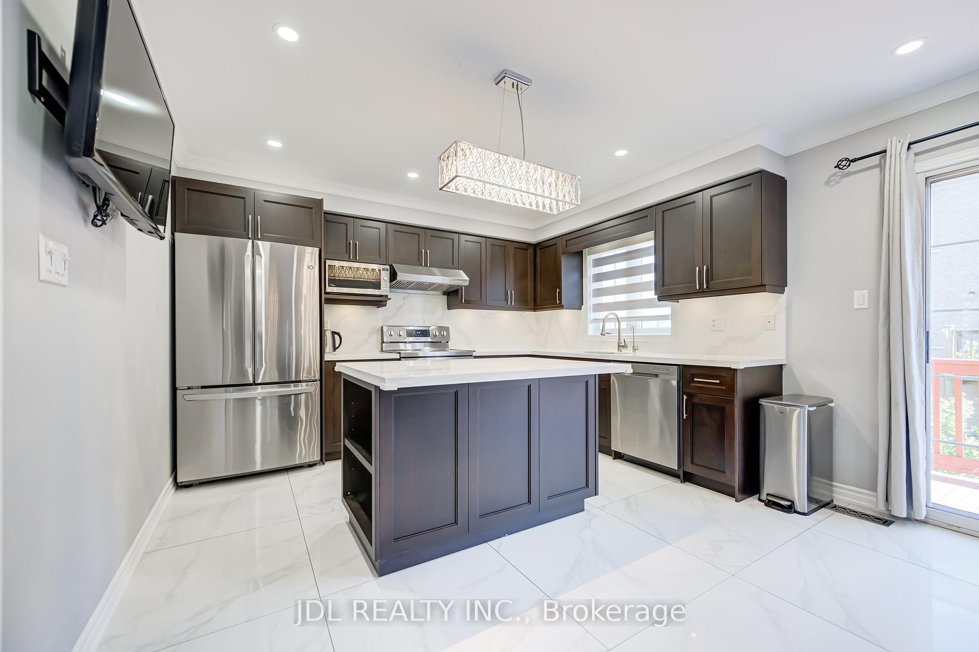 Photo 18 of 103 Thoroughbred Way, Markham, Berczy — HOMEH