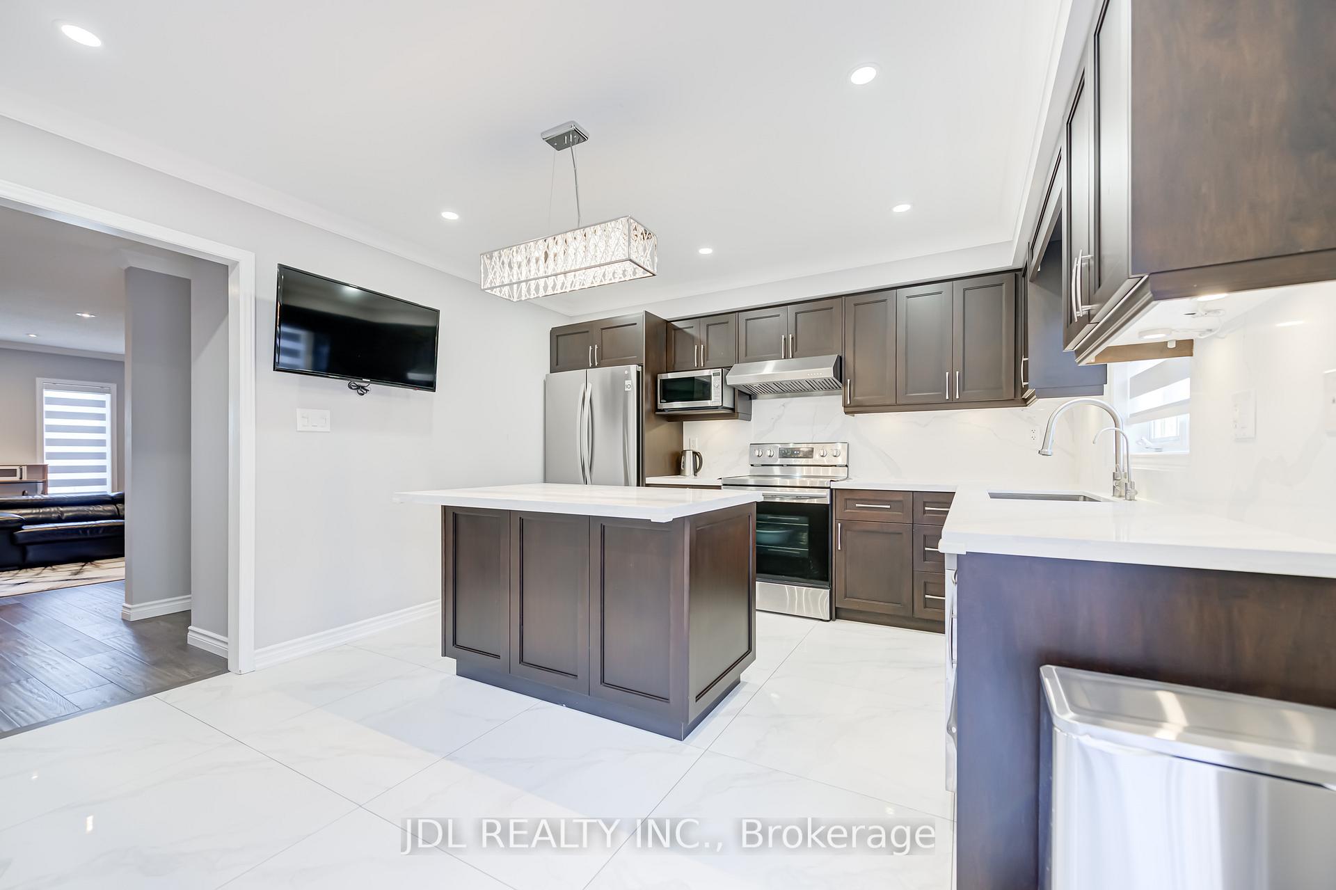 Photo 19 of 103 Thoroughbred Way, Markham, Berczy — HOMEH