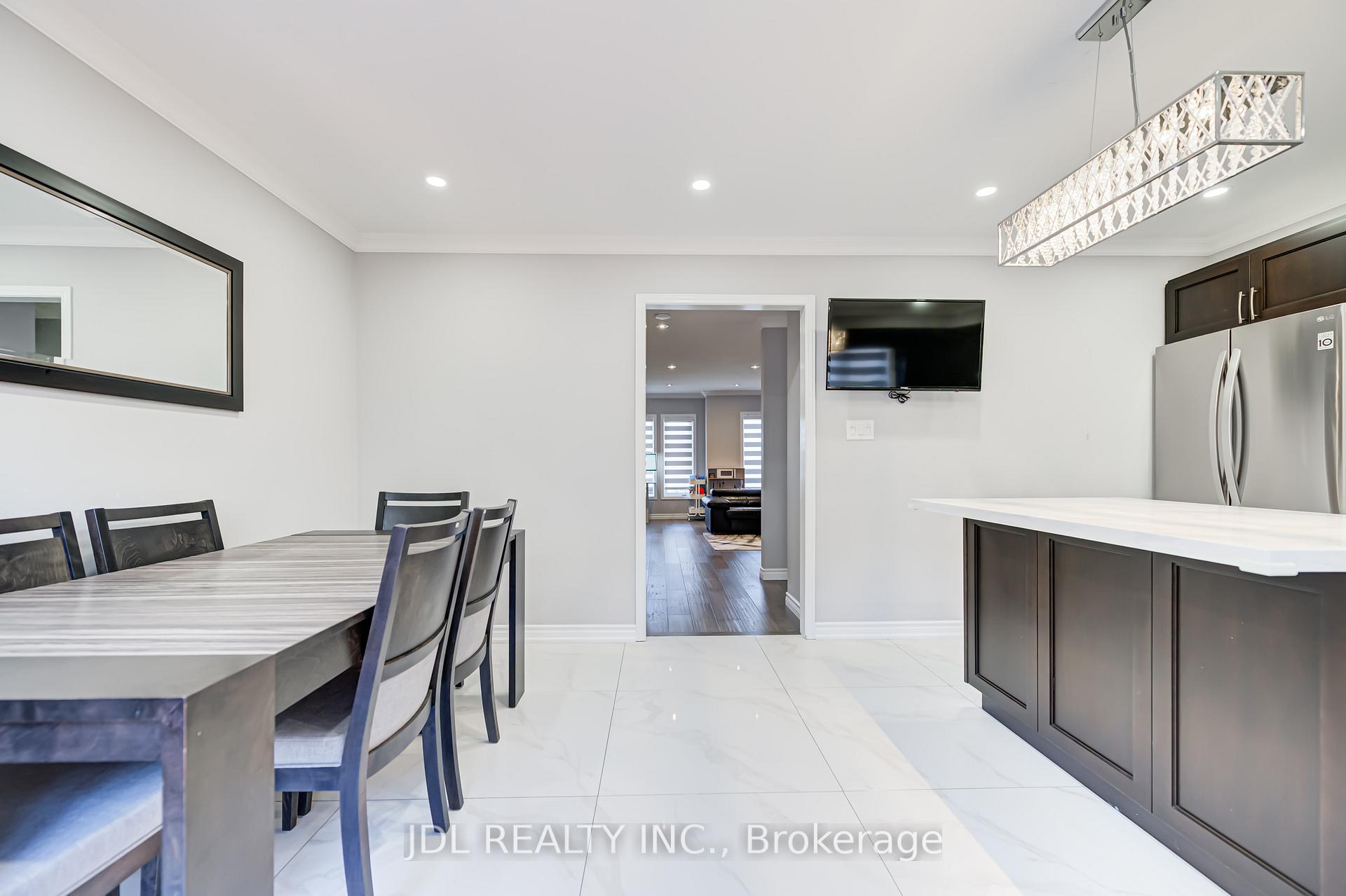 Photo 20 of 103 Thoroughbred Way, Markham, Berczy — HOMEH