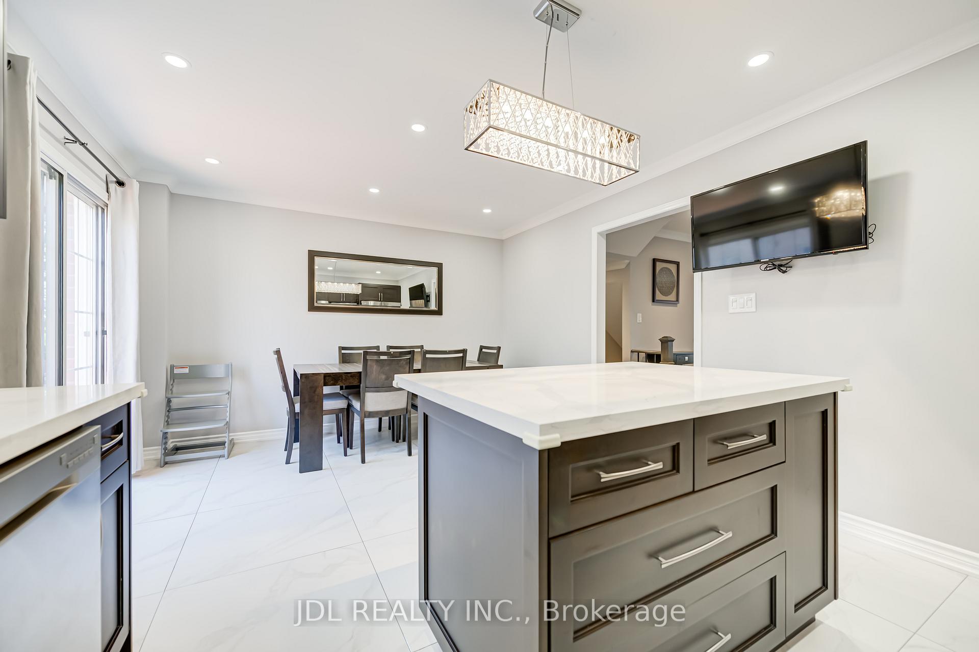 Photo 22 of 103 Thoroughbred Way, Markham, Berczy — HOMEH
