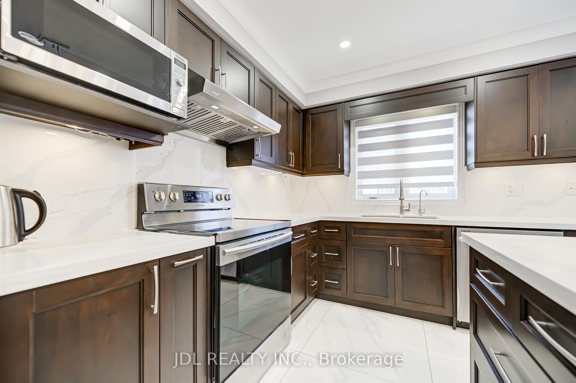 Photo 25 of 103 Thoroughbred Way, Markham, Berczy — HOMEH