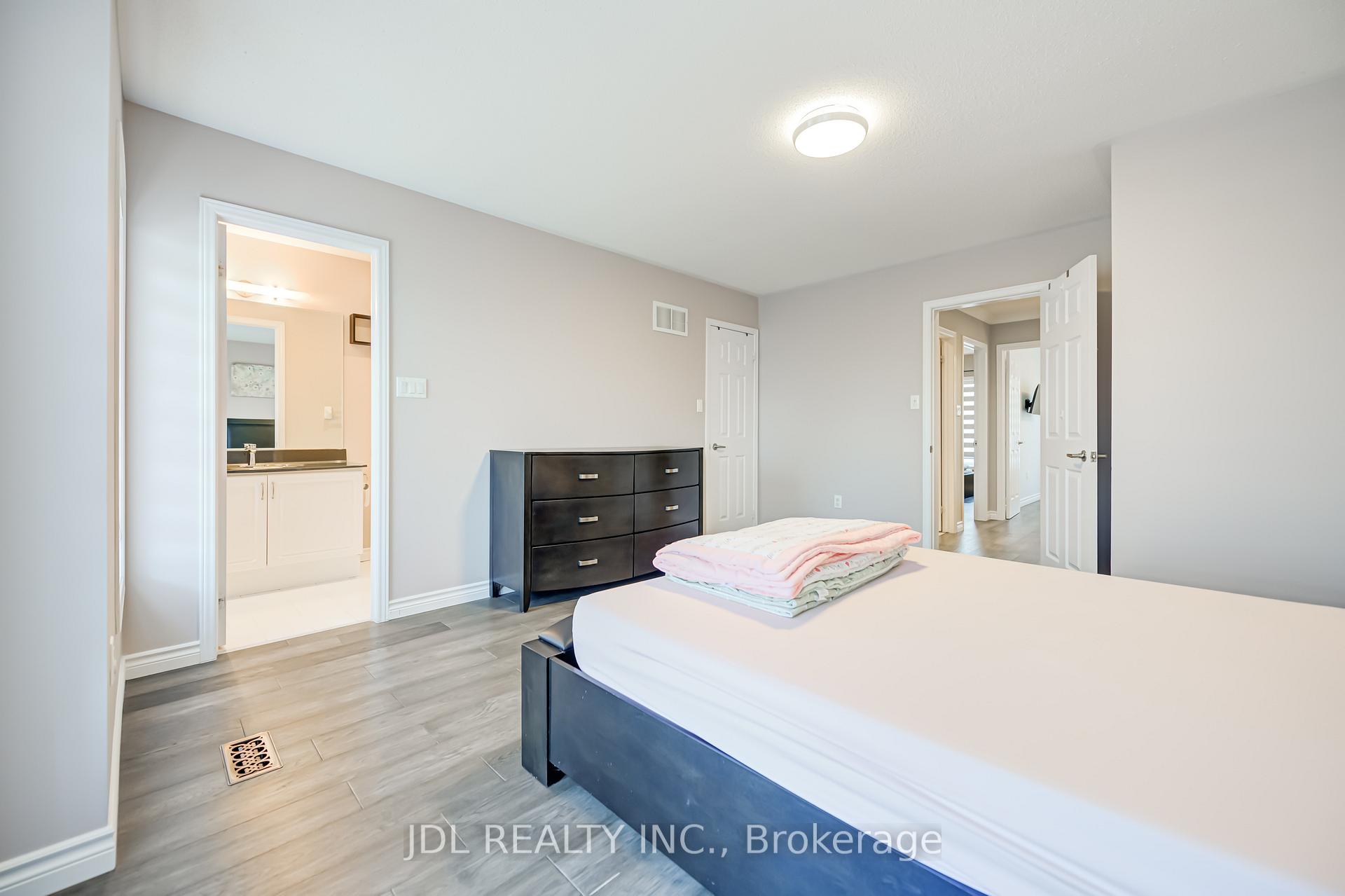 Photo 31 of 103 Thoroughbred Way, Markham, Berczy — HOMEH