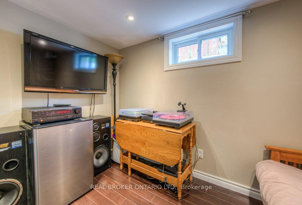 Photo 31 of 1212 Queen's Boulevard, Kitchener — HOMEH