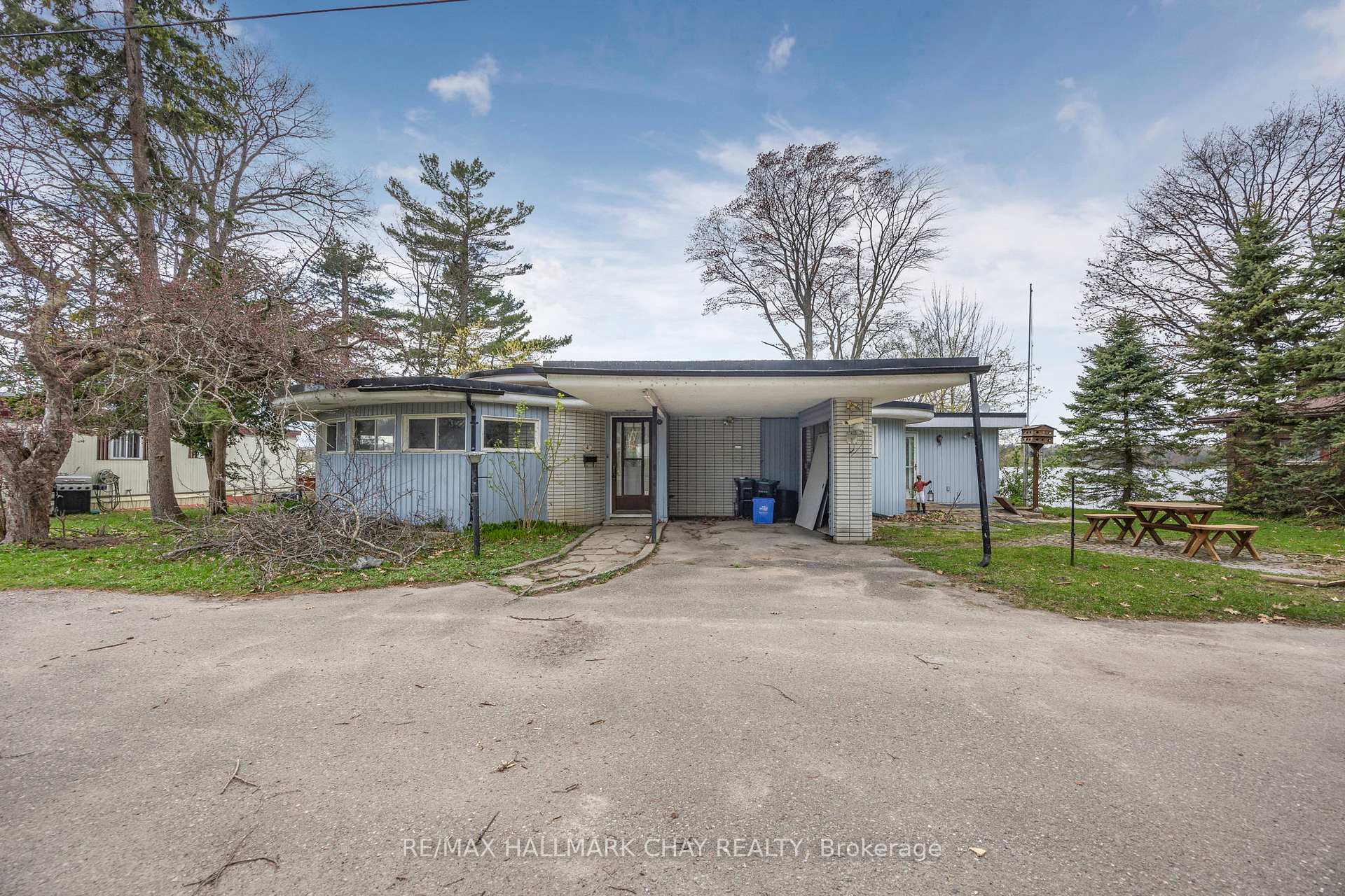Photo 2 of 4 Lakeshore Road, Midland — HOMEH