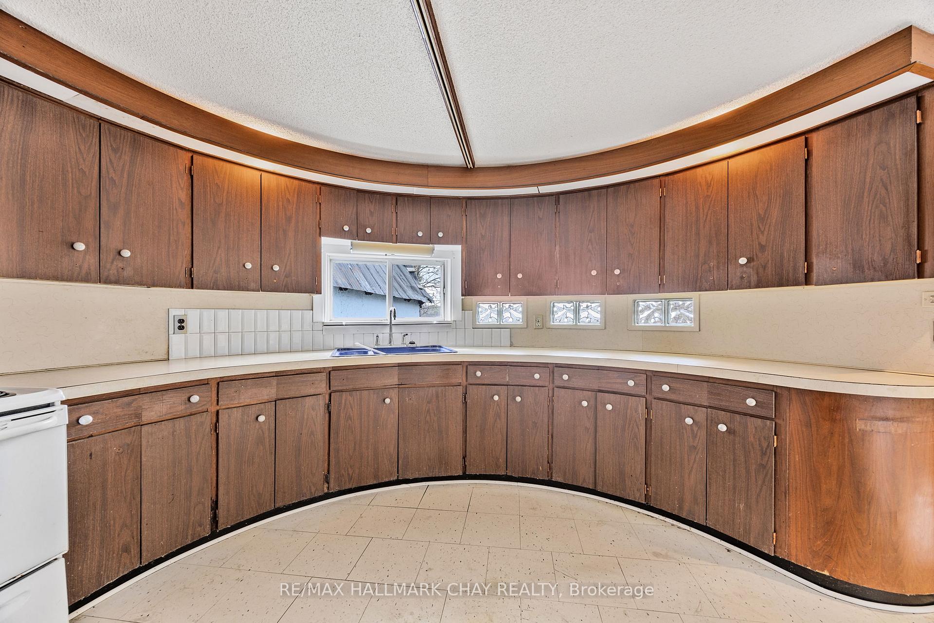 Photo 10 of 4 Lakeshore Road, Midland — HOMEH