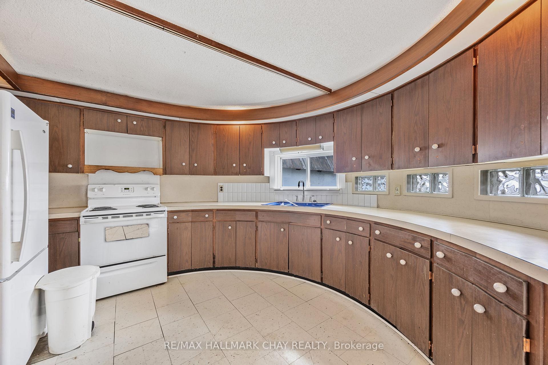 Photo 11 of 4 Lakeshore Road, Midland — HOMEH