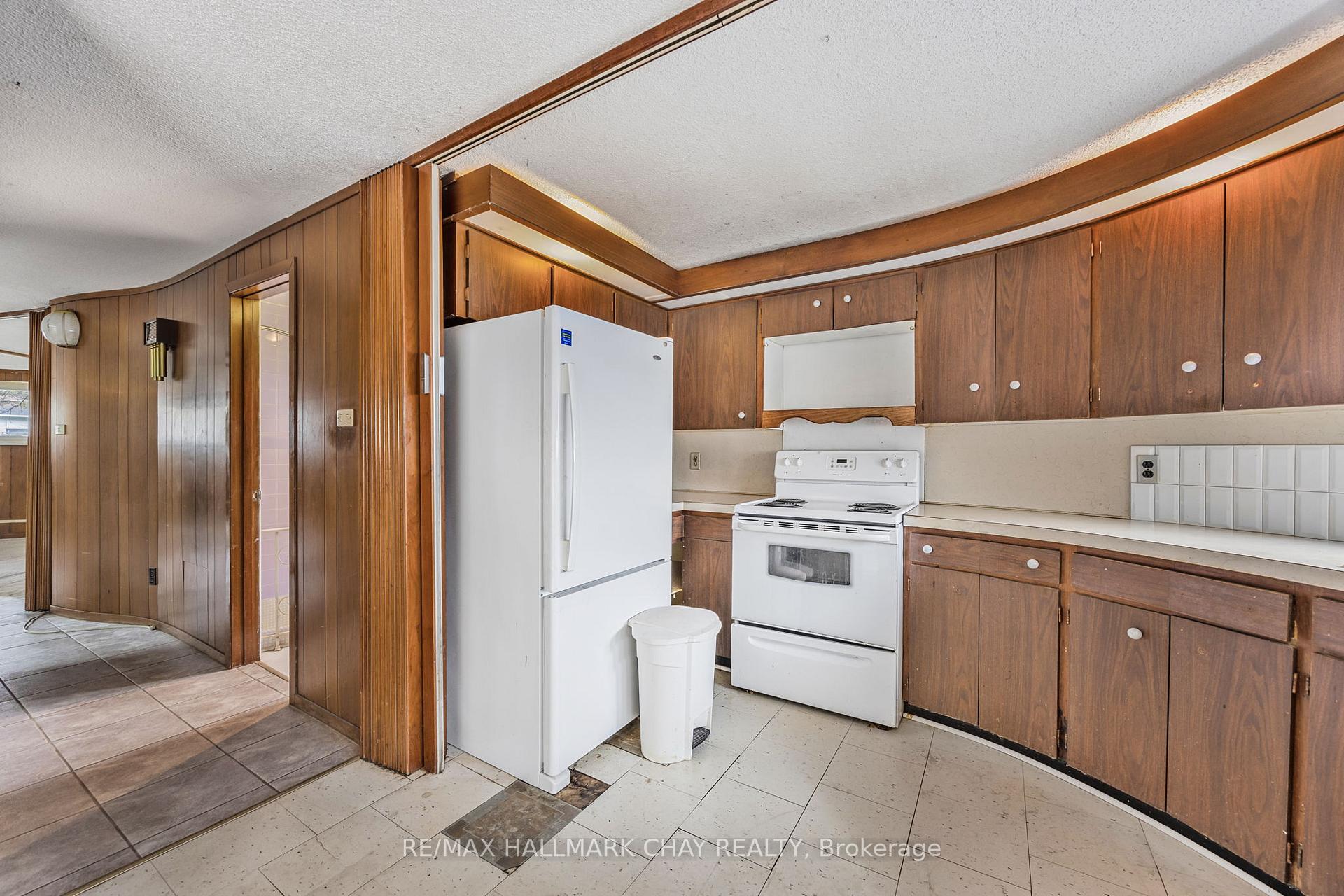 Photo 12 of 4 Lakeshore Road, Midland — HOMEH