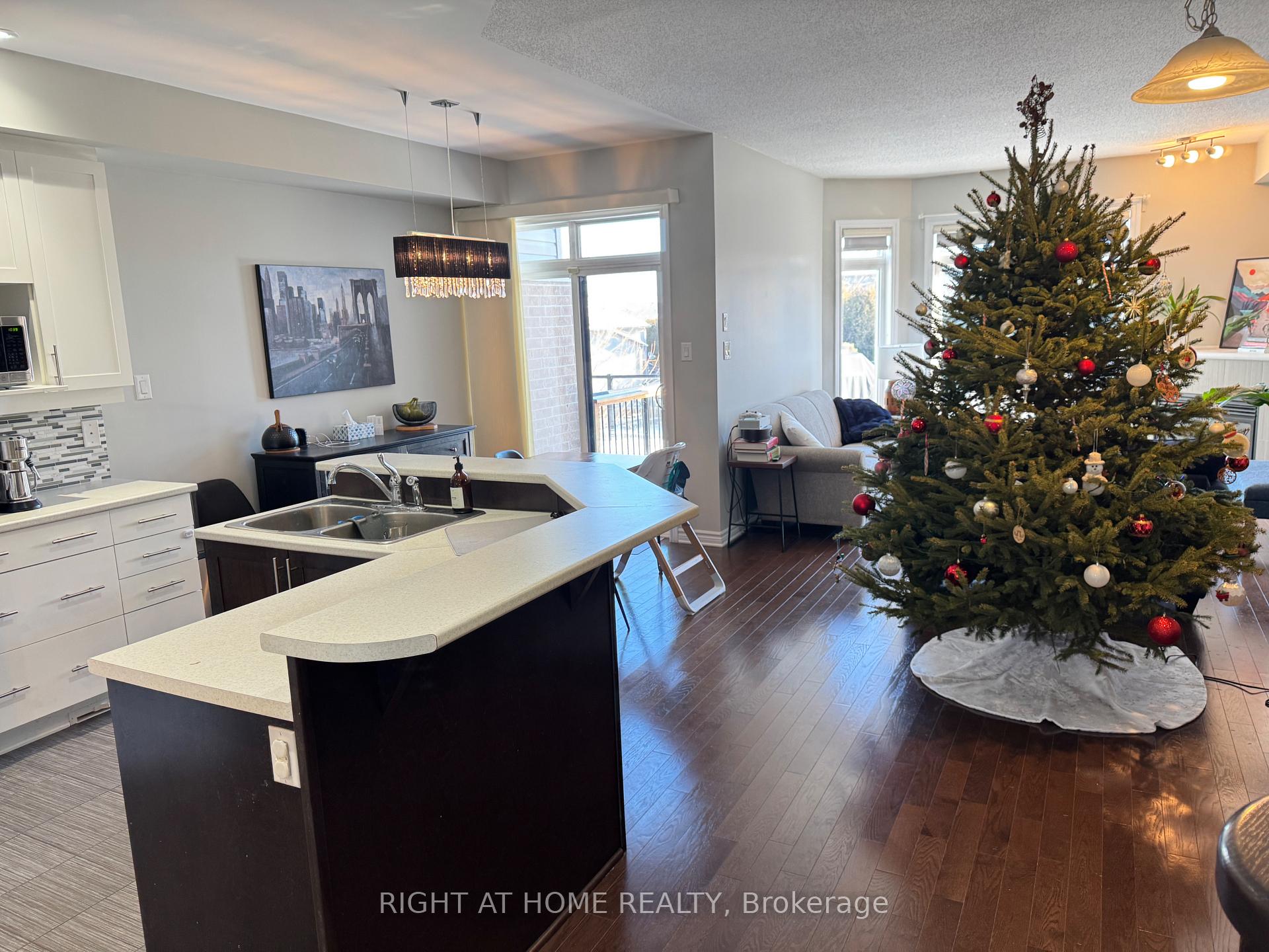 Photo 4 of 1052 Ottenbrite Crescent, Ottawa, Kanata - Kanata Lakes/Heritage Hills — HOMEH