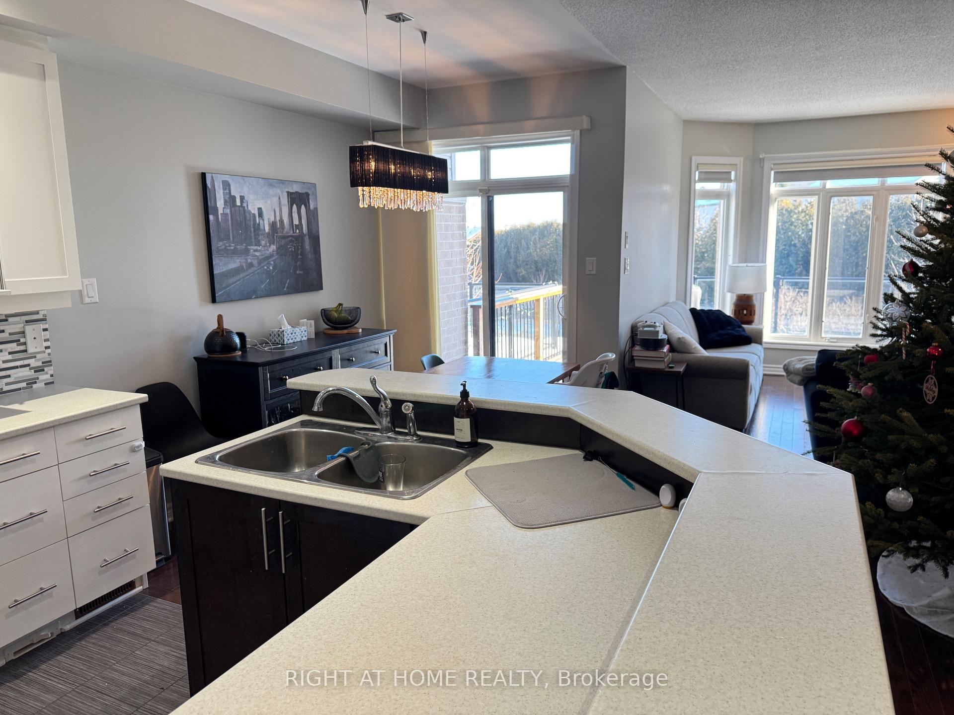 Photo 7 of 1052 Ottenbrite Crescent, Ottawa, Kanata - Kanata Lakes/Heritage Hills — HOMEH