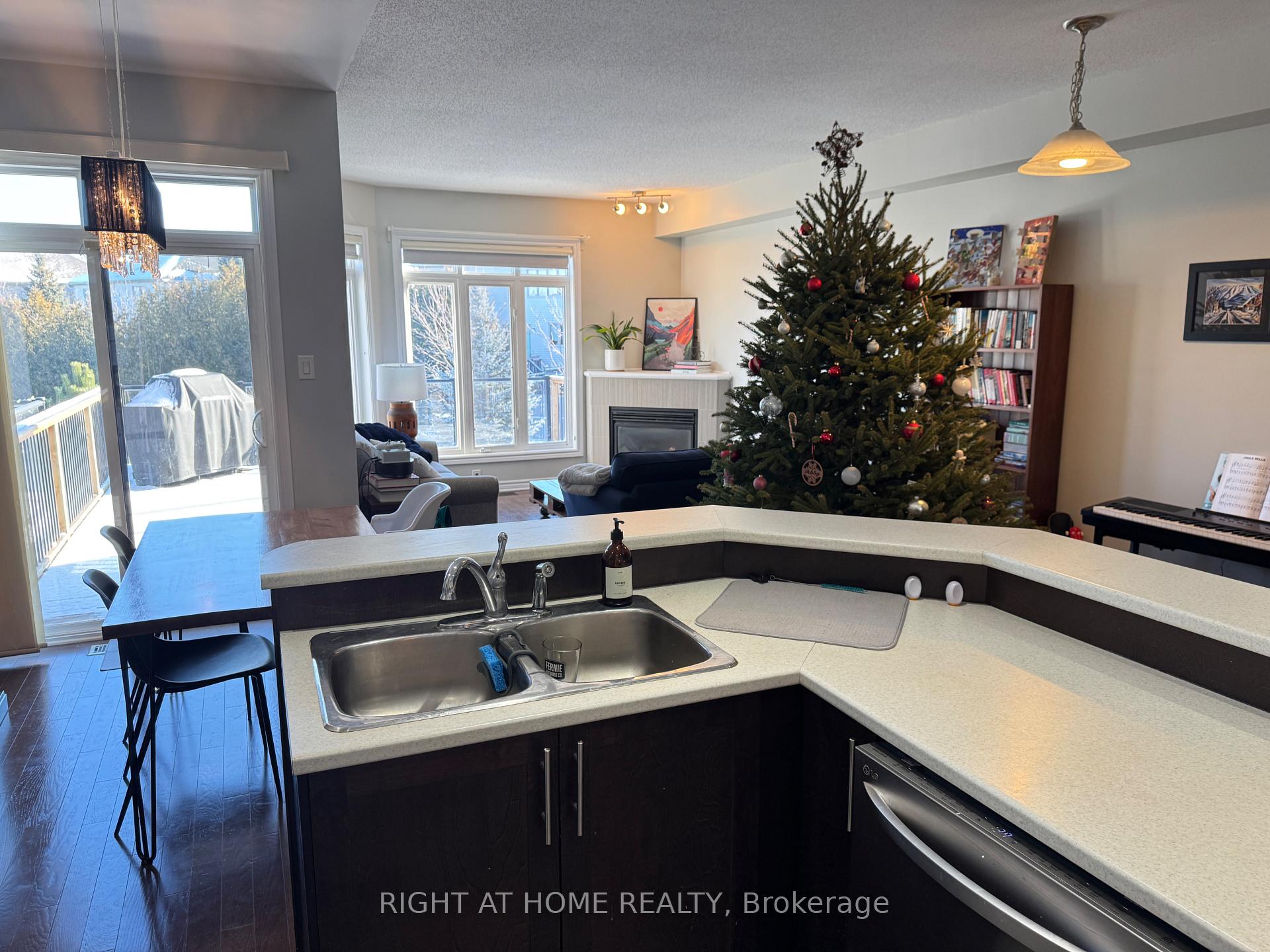 Photo 8 of 1052 Ottenbrite Crescent, Ottawa, Kanata - Kanata Lakes/Heritage Hills — HOMEH