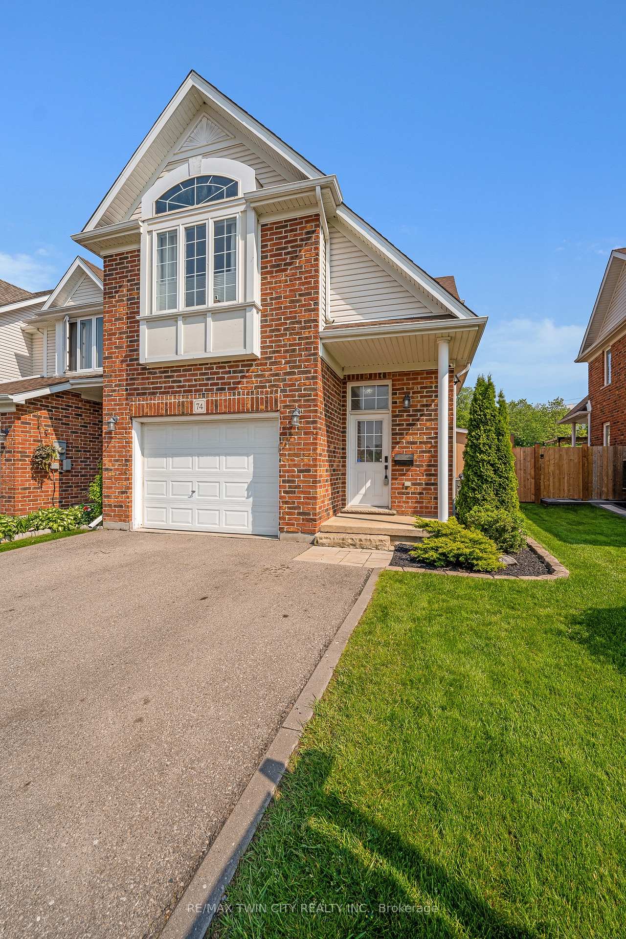 Photo 3 of 74 Colton Circle, Kitchener — HOMEH