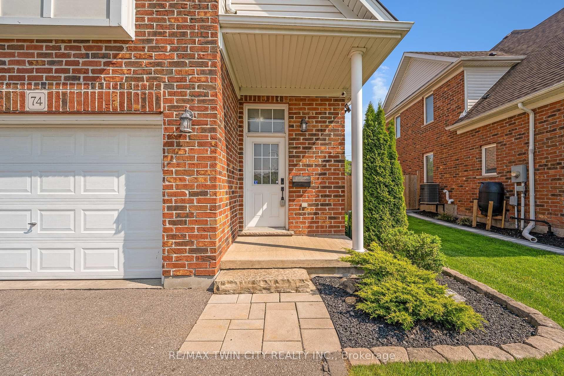 Photo 4 of 74 Colton Circle, Kitchener — HOMEH
