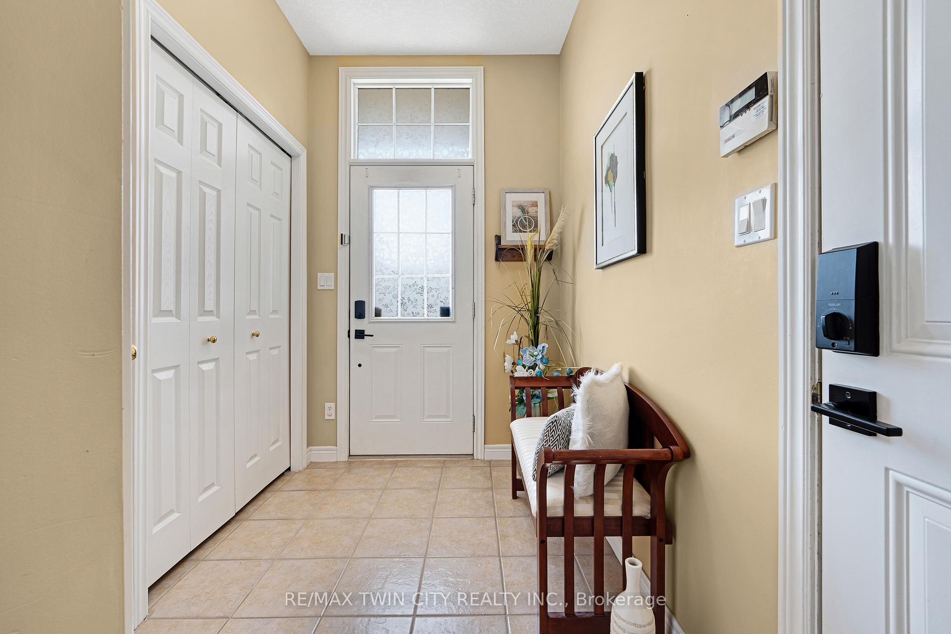 Photo 5 of 74 Colton Circle, Kitchener — HOMEH