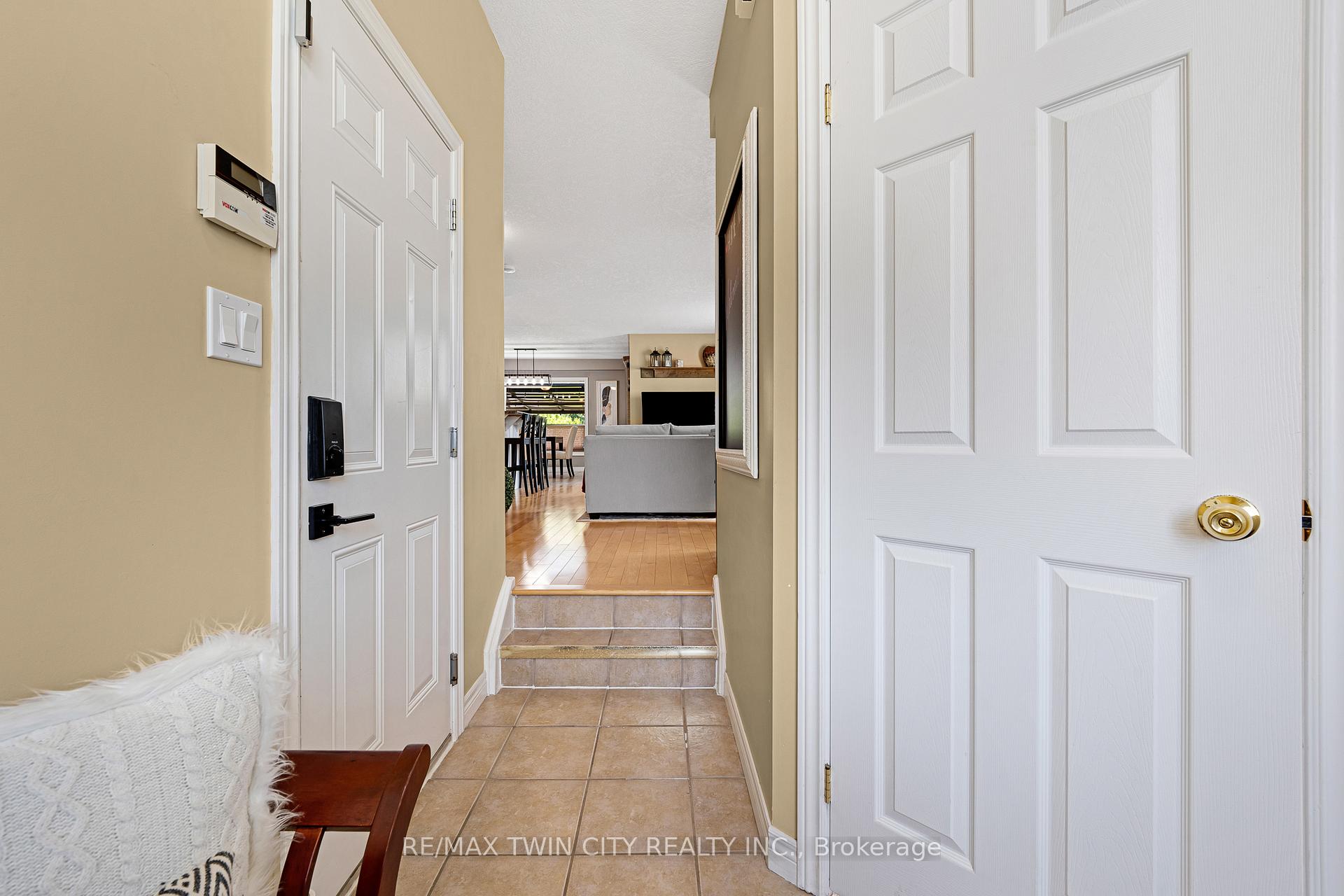 Photo 6 of 74 Colton Circle, Kitchener — HOMEH