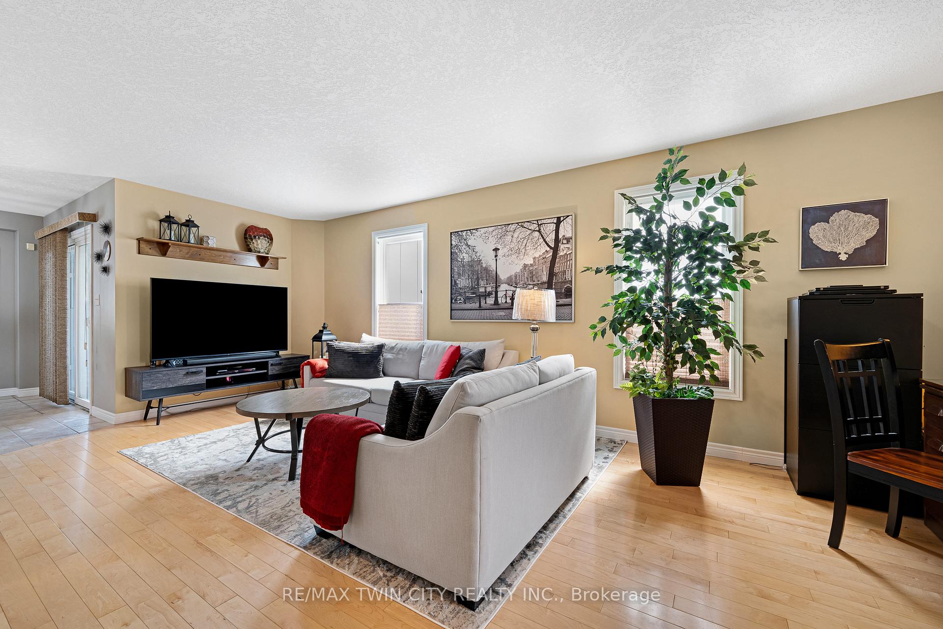 Photo 8 of 74 Colton Circle, Kitchener — HOMEH