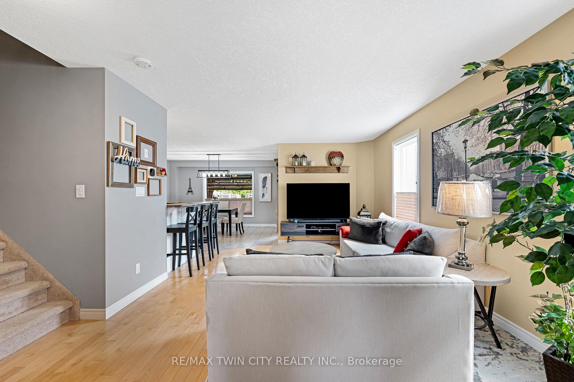 Photo 9 of 74 Colton Circle, Kitchener — HOMEH