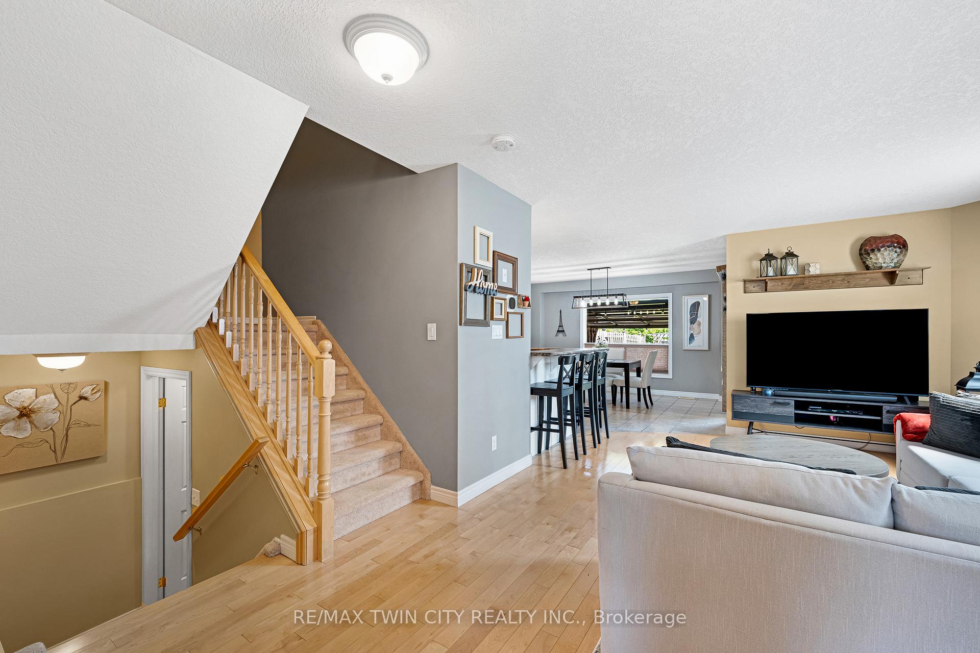 Photo 10 of 74 Colton Circle, Kitchener — HOMEH