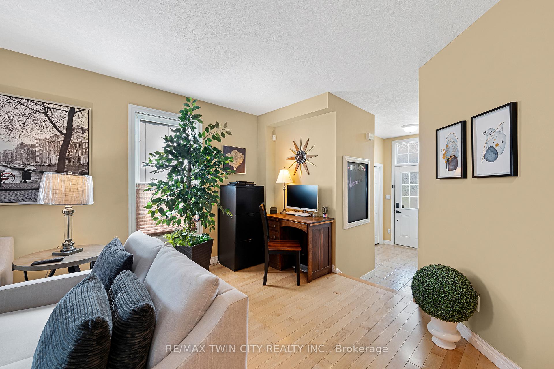 Photo 11 of 74 Colton Circle, Kitchener — HOMEH