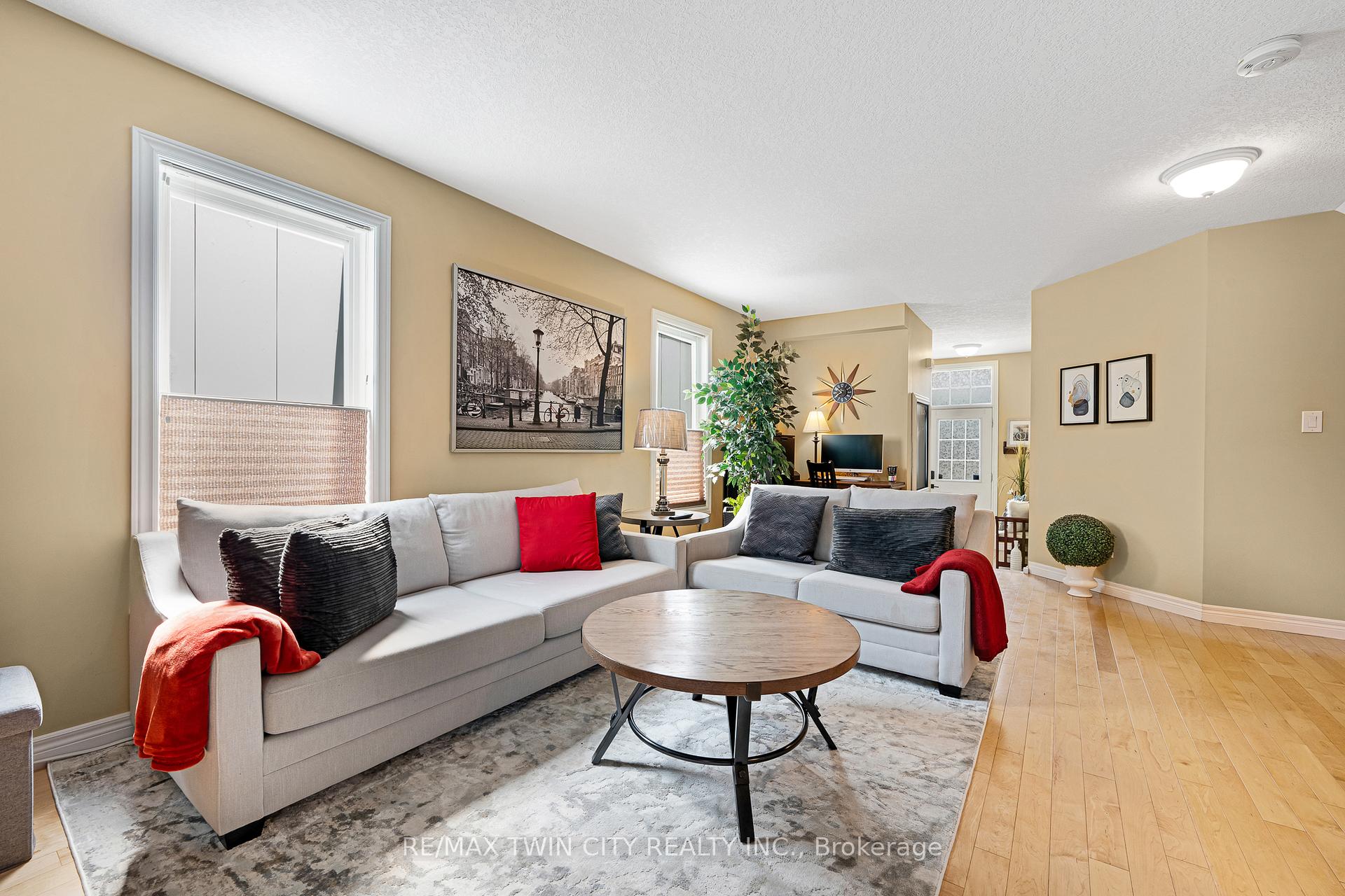 Photo 13 of 74 Colton Circle, Kitchener — HOMEH