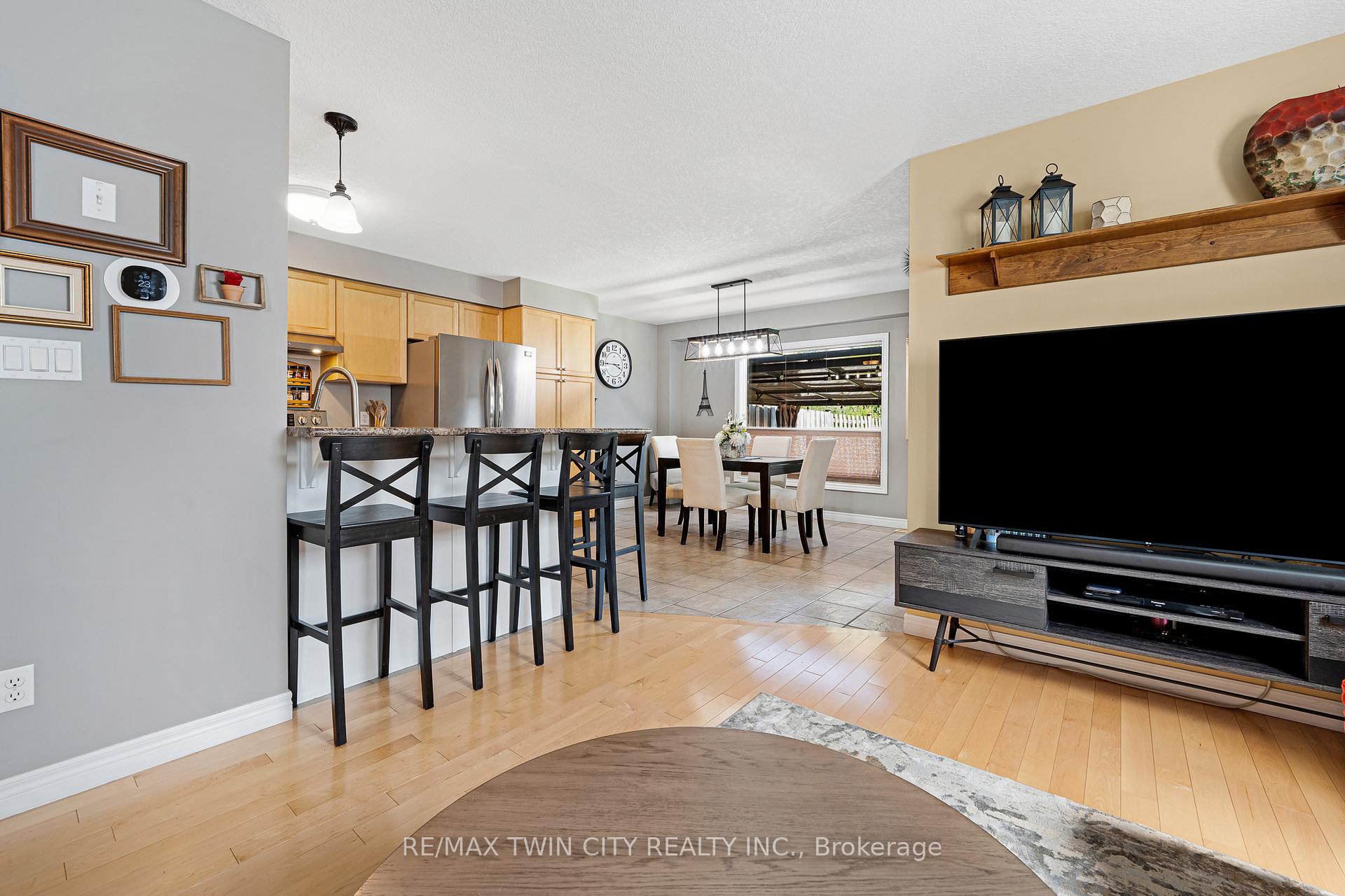 Photo 14 of 74 Colton Circle, Kitchener — HOMEH