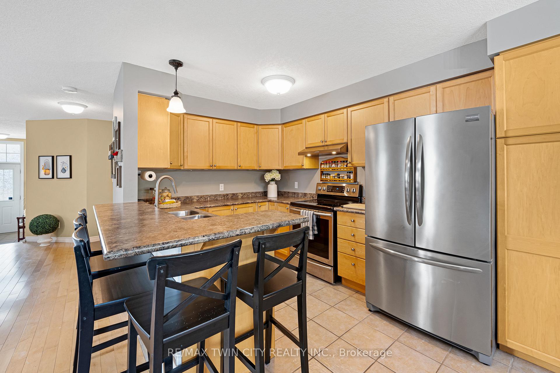 Photo 16 of 74 Colton Circle, Kitchener — HOMEH