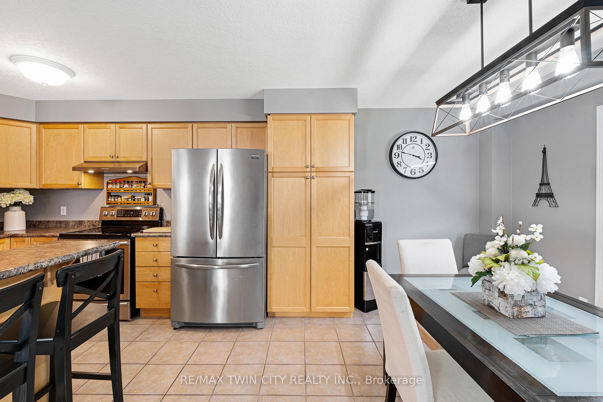 Photo 17 of 74 Colton Circle, Kitchener — HOMEH