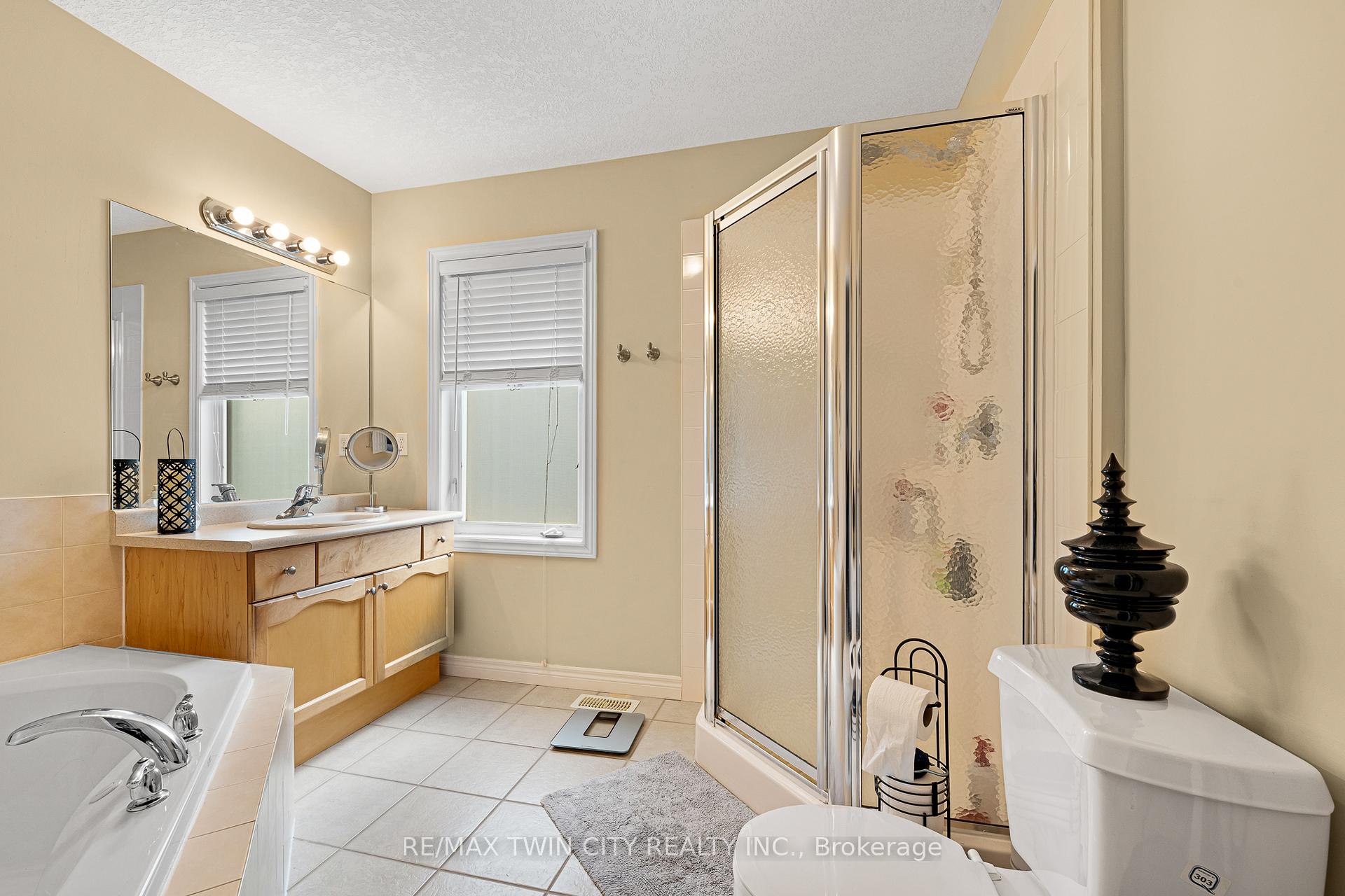 Photo 24 of 74 Colton Circle, Kitchener — HOMEH
