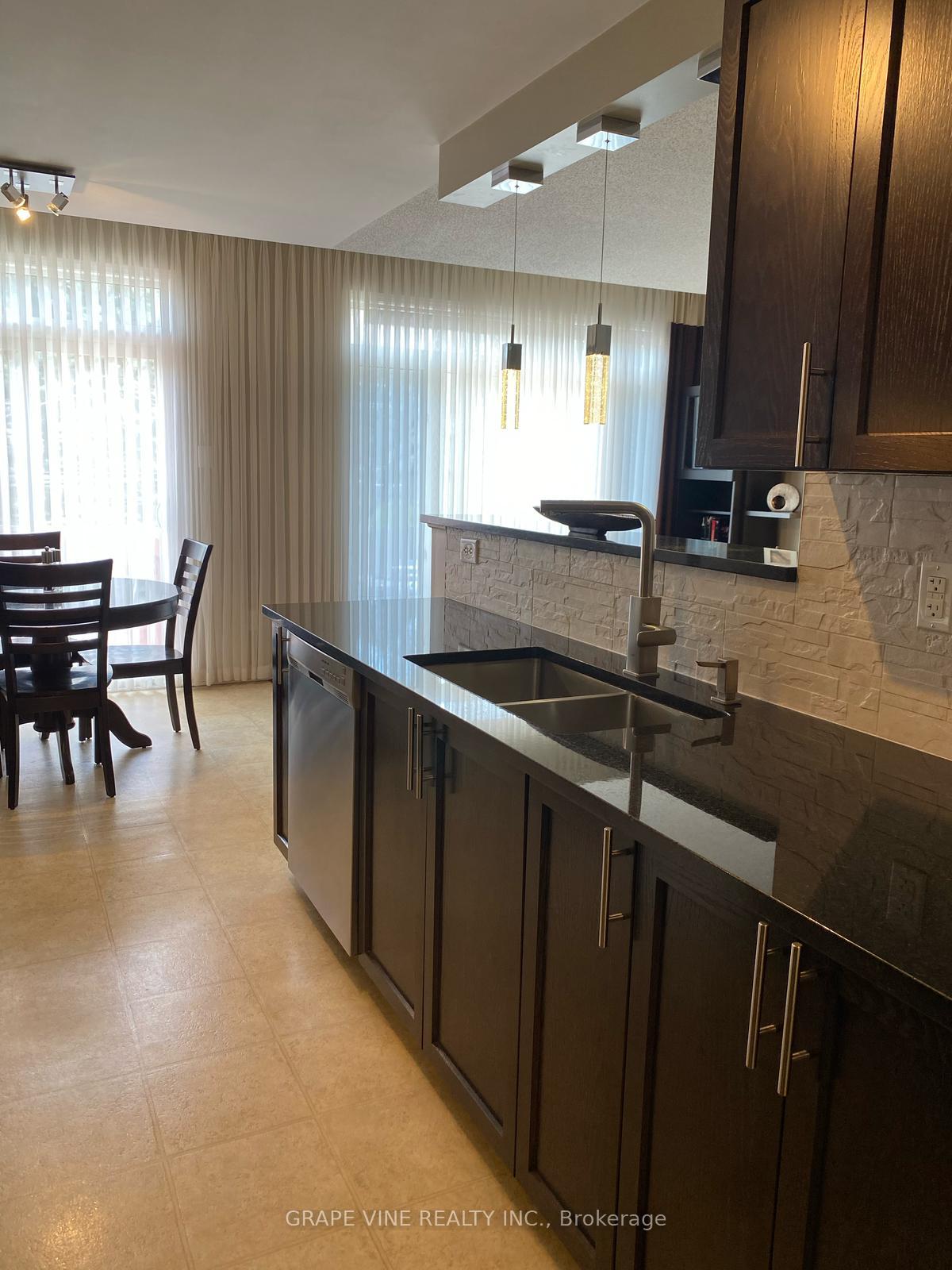 Photo 12 of 224 Arrita Street, Ottawa, Kanata - Emerald Meadows/Trailwest — HOMEH
