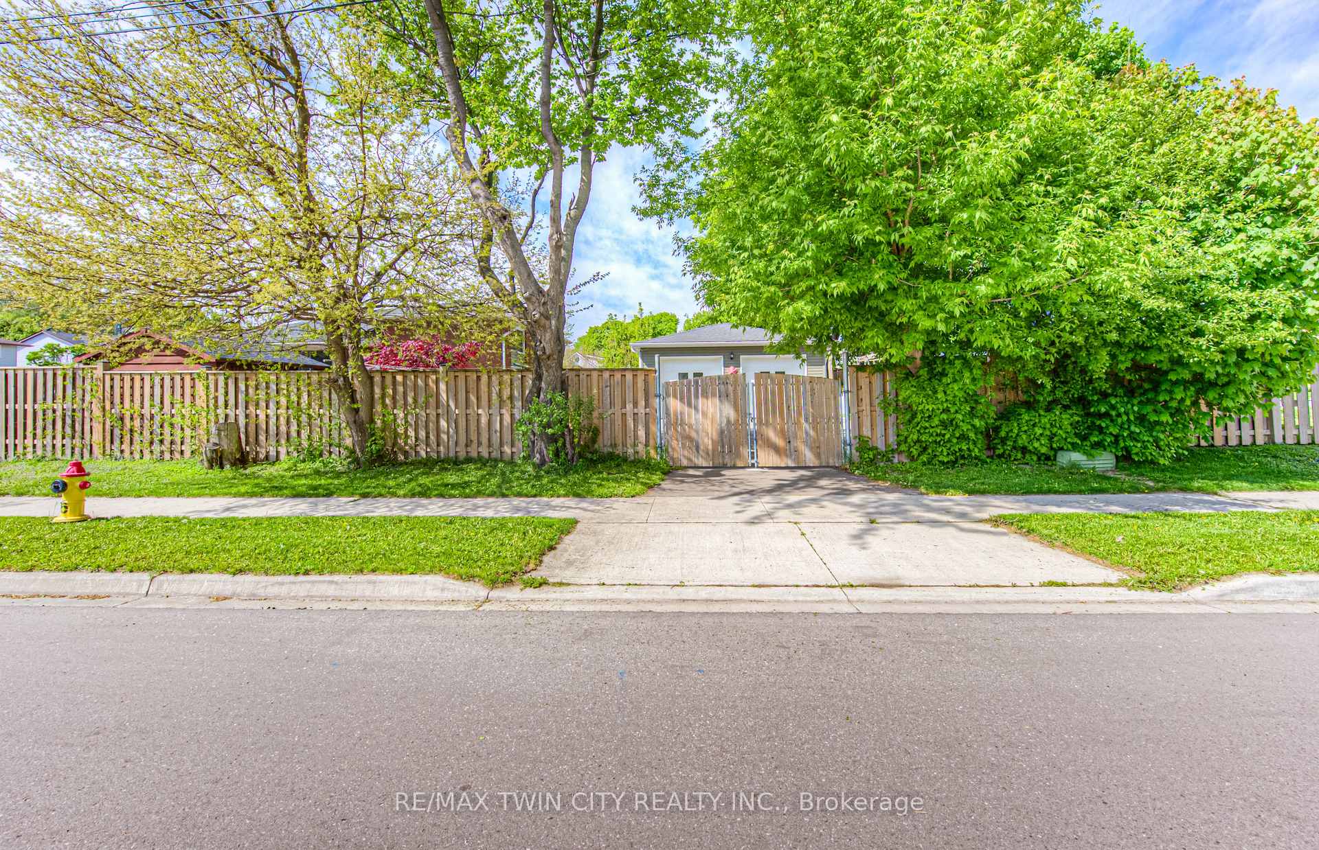 Photo 2 of 100 Jansen Avenue, Kitchener — HOMEH