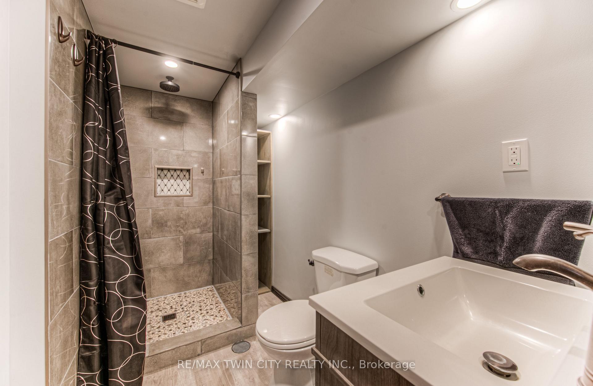 Photo 23 of 100 Jansen Avenue, Kitchener — HOMEH