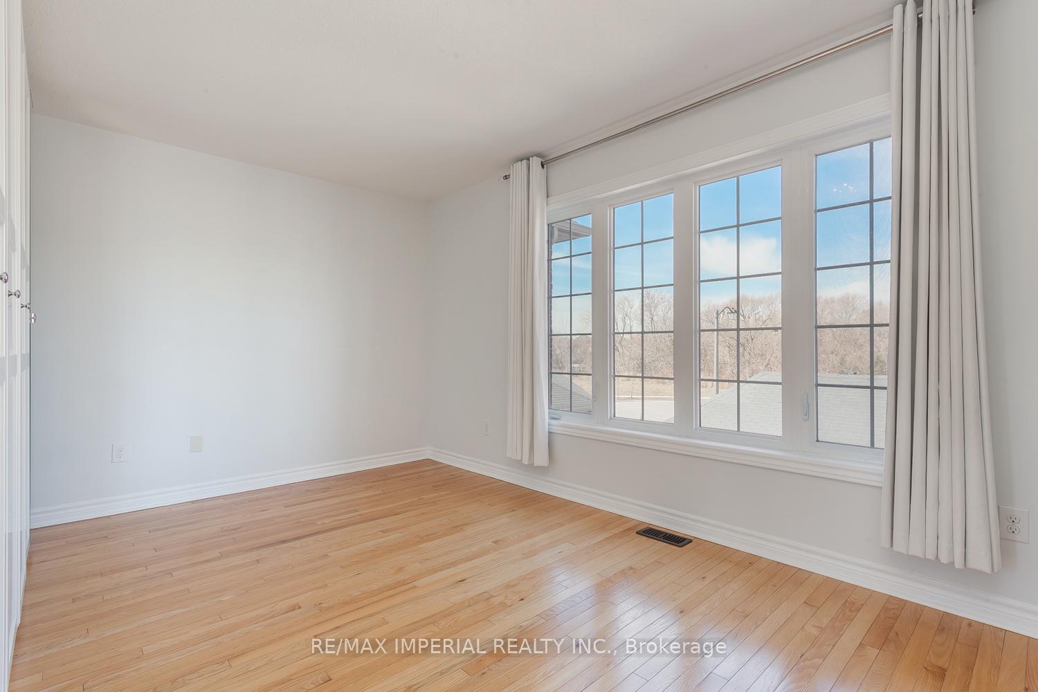 Photo 5 of 69 Vettese Court, Markham, Box Grove — HOMEH