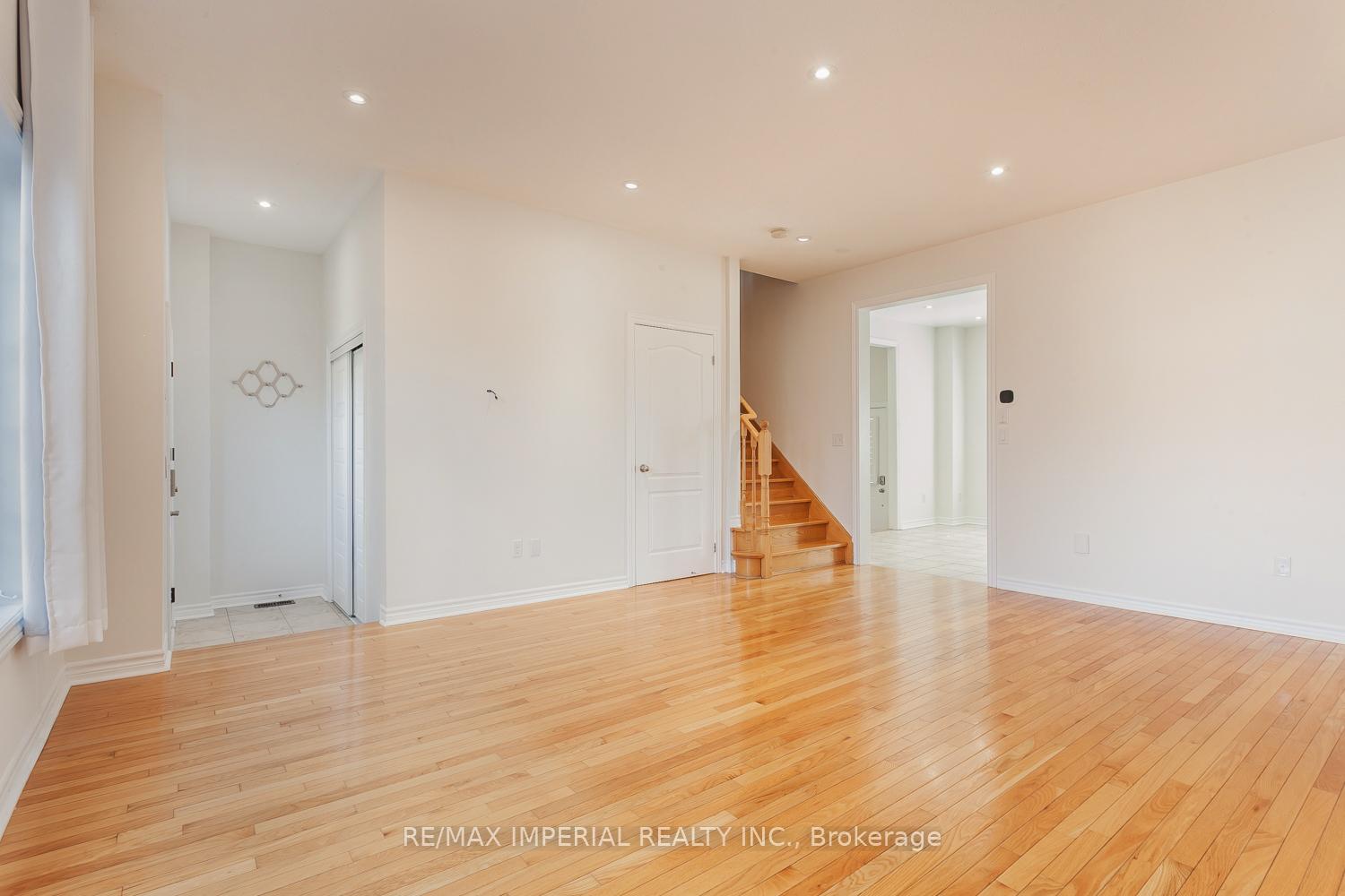 Photo 6 of 69 Vettese Court, Markham, Box Grove — HOMEH