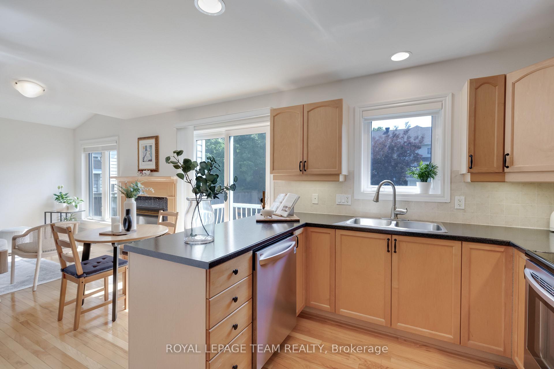 Photo 14 of 18 Drysdale Street, Ottawa, Kanata - Beaverbrook — HOMEH