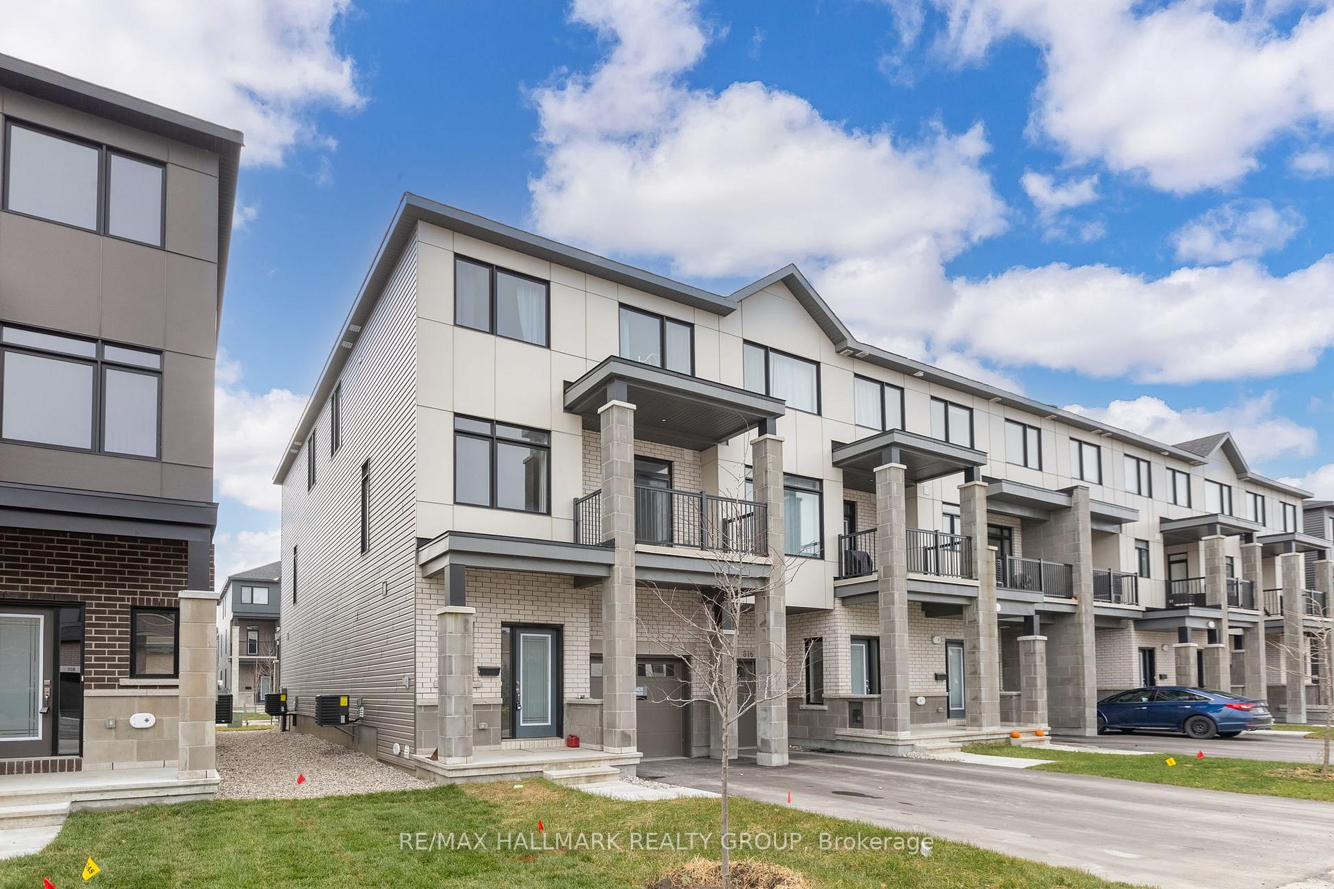 Photo 2 of 818 Anciano Crescent, Ottawa, Kanata - Emerald Meadows/Trailwest — HOMEH